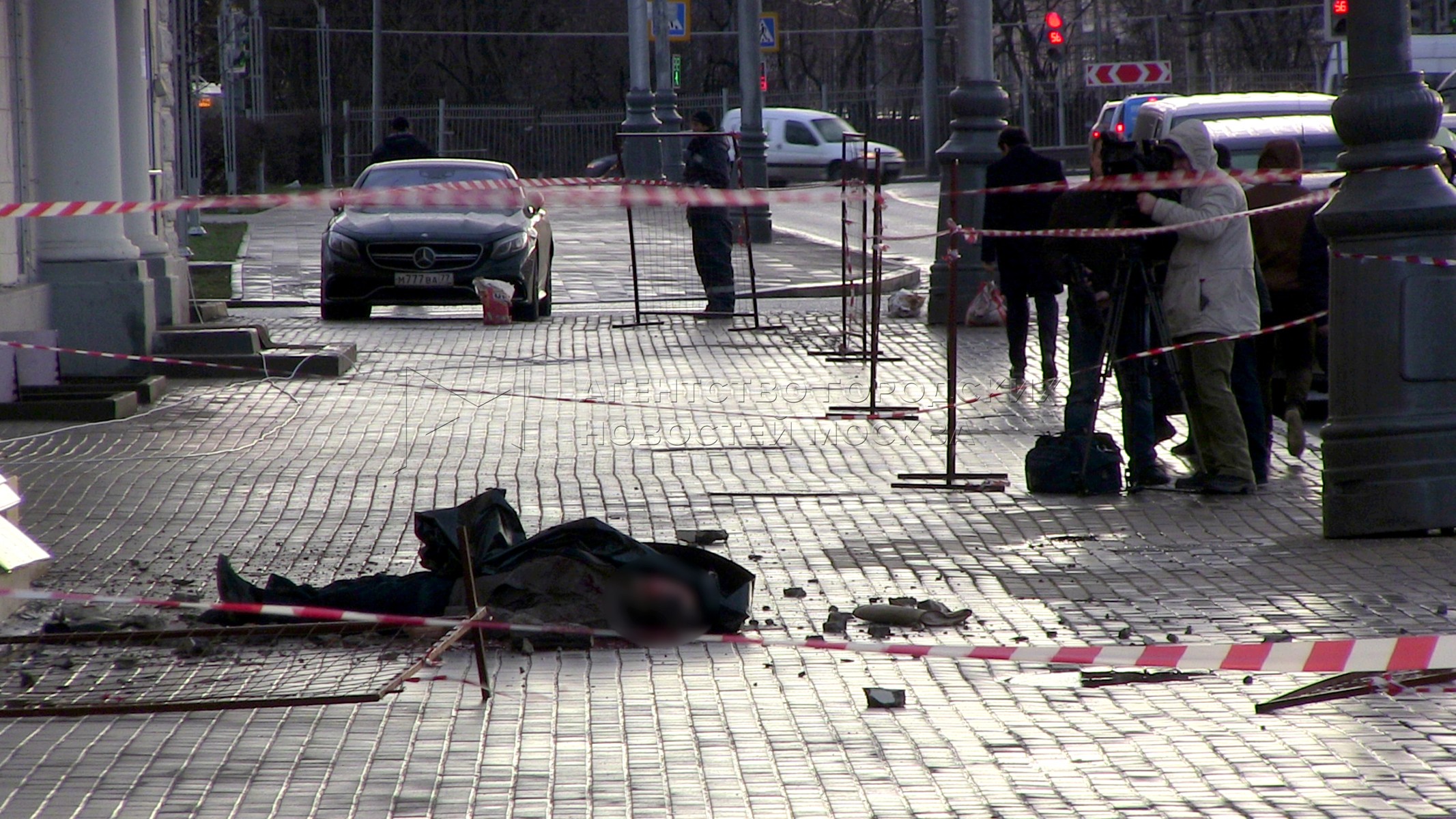 Столичные власти расследуют обрушение балкона на ленинградск.