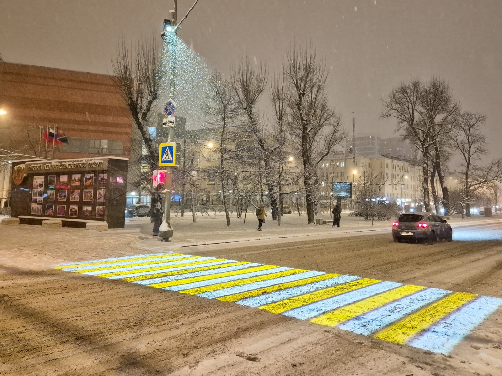 Световые проекторы на московских дорогах продублируют сигналы светофора