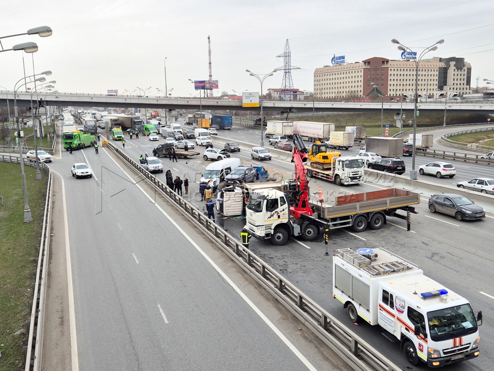 Двухполосное движение на 42 км МКАД ограничено из-за аварии