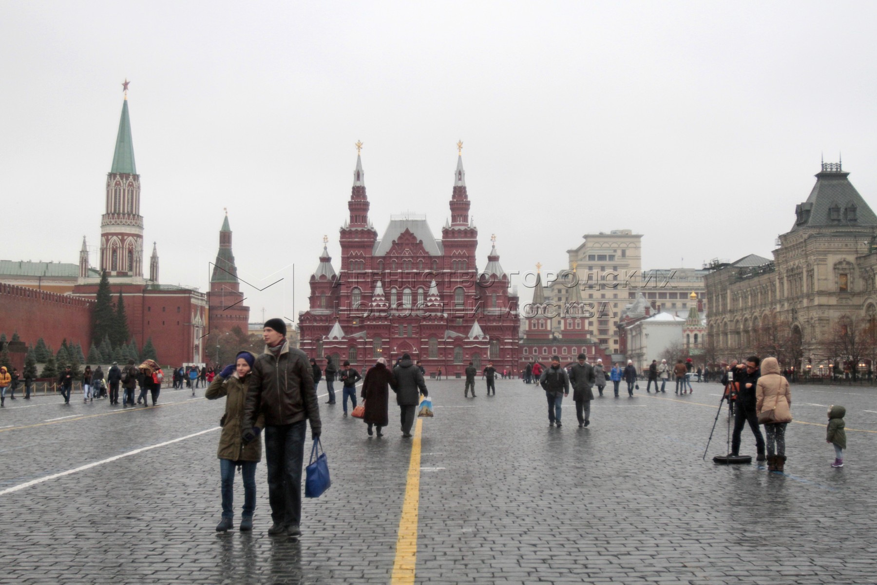 Больше 17. Москва апрель туристы. Москва красная площадь человек миллион. Туристы на красной площади фото. Места которые может посетить турист в Москве.