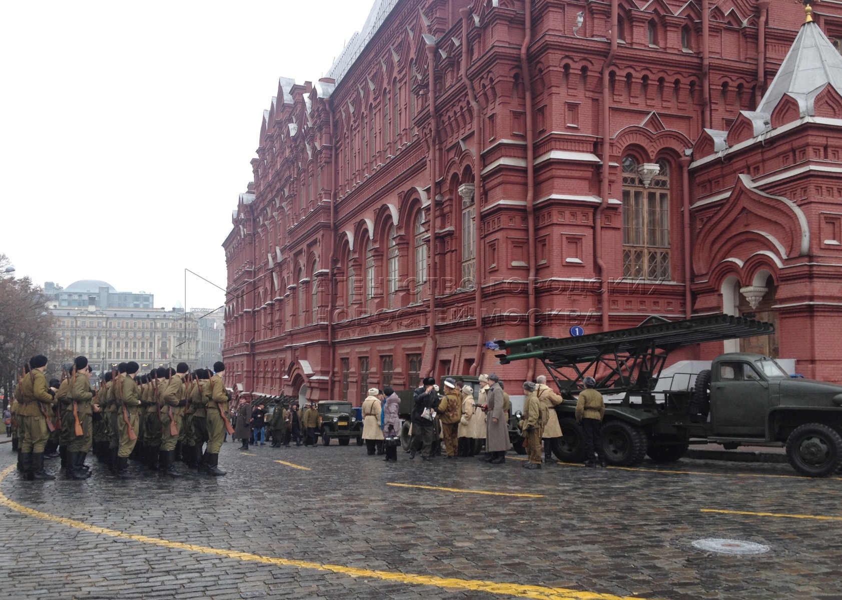 В москве 7 ноября состоялось. Парад на красной площади 7 ноября 1941. С днем парада 7 ноября 1941. Парад на красной площади ноябрь 1941. Юон к.ф. парад на красной площади в Москве 7 ноября 1941 года..