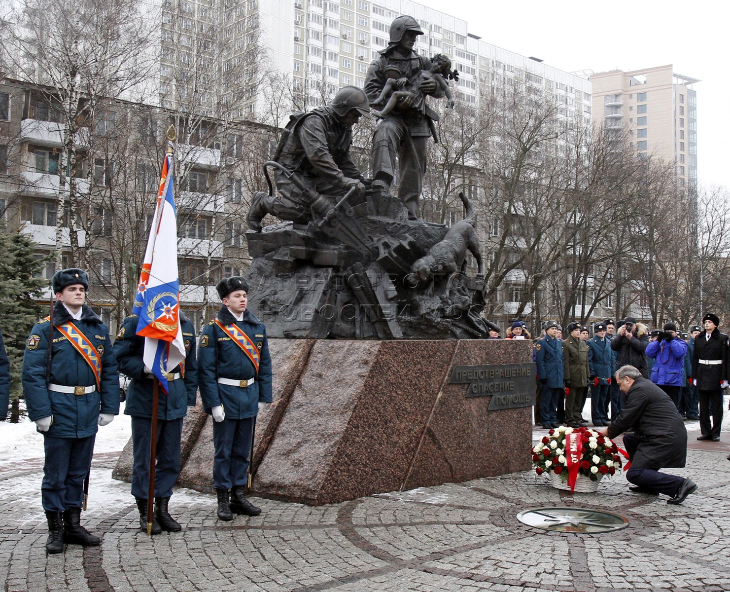 памятник спасателям и пожарным в москве