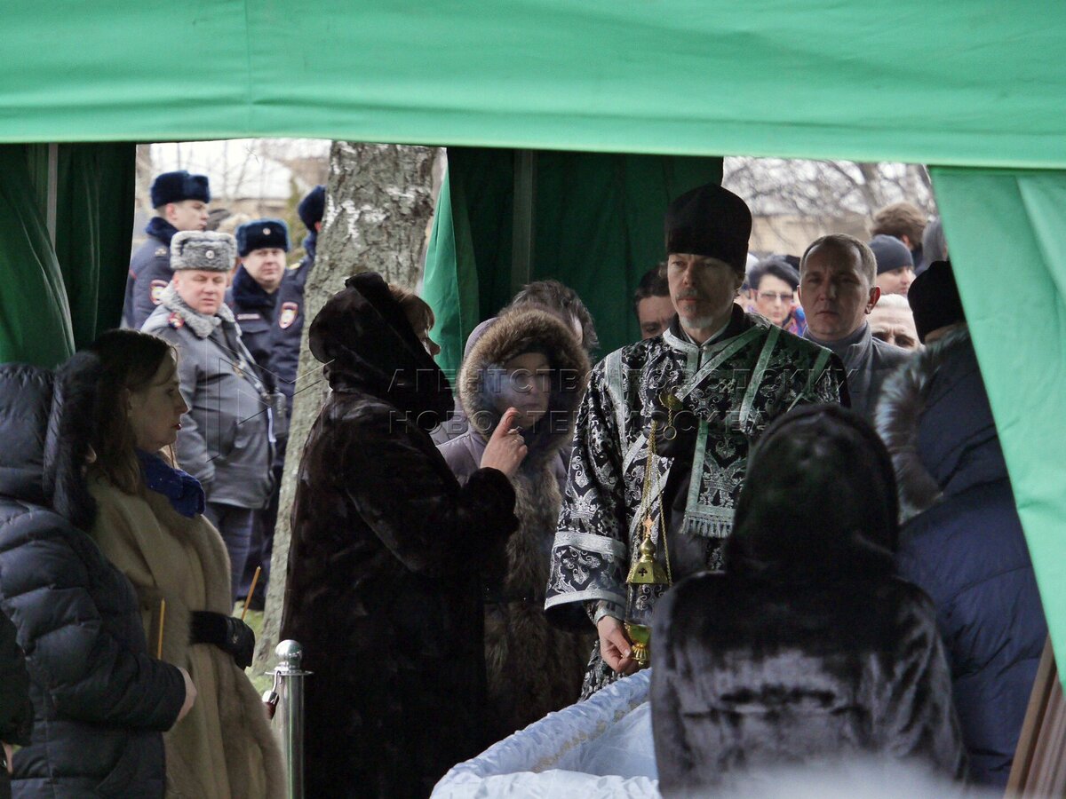 Родственники жириновского на троекуровском кладбище фото