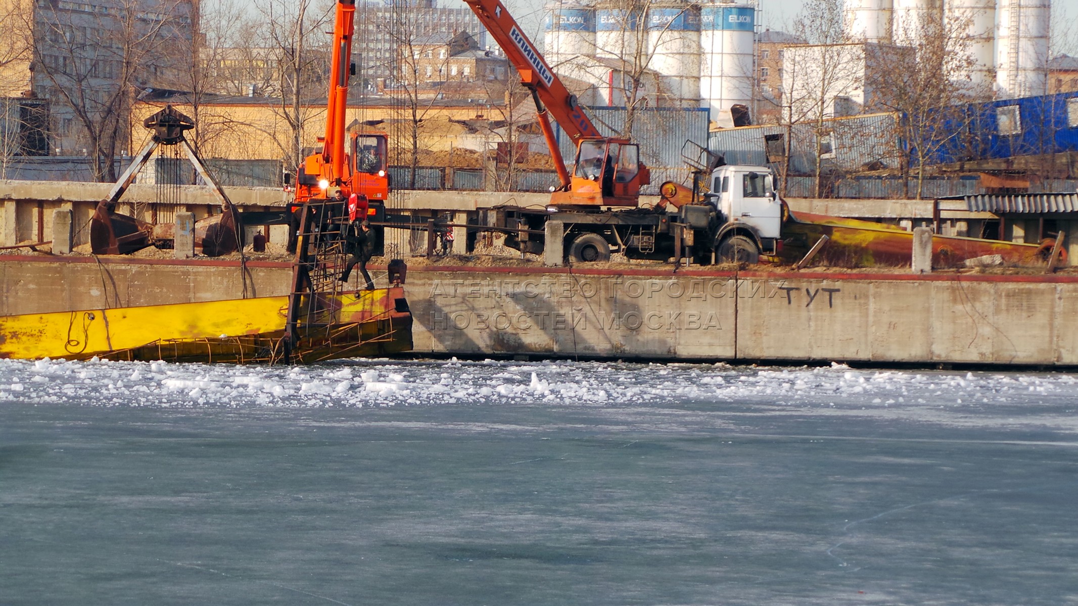Краны падают в воду. Рабочие завода ЗИЛ. Застой воды на портовой площадке.