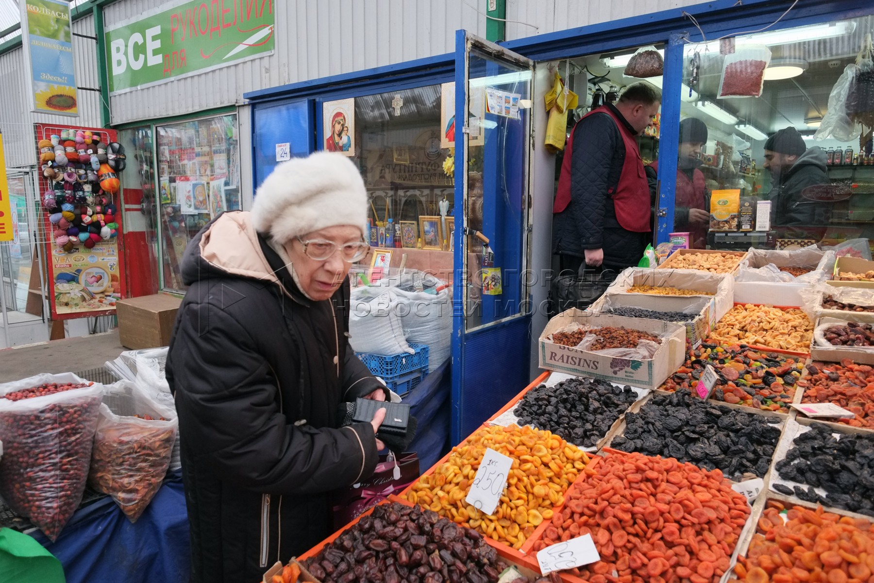 Рынки возле метро. Рынок метро Каширская. Рейд на рынке. Рынок на каширке продуктовый. Рынки около метро.