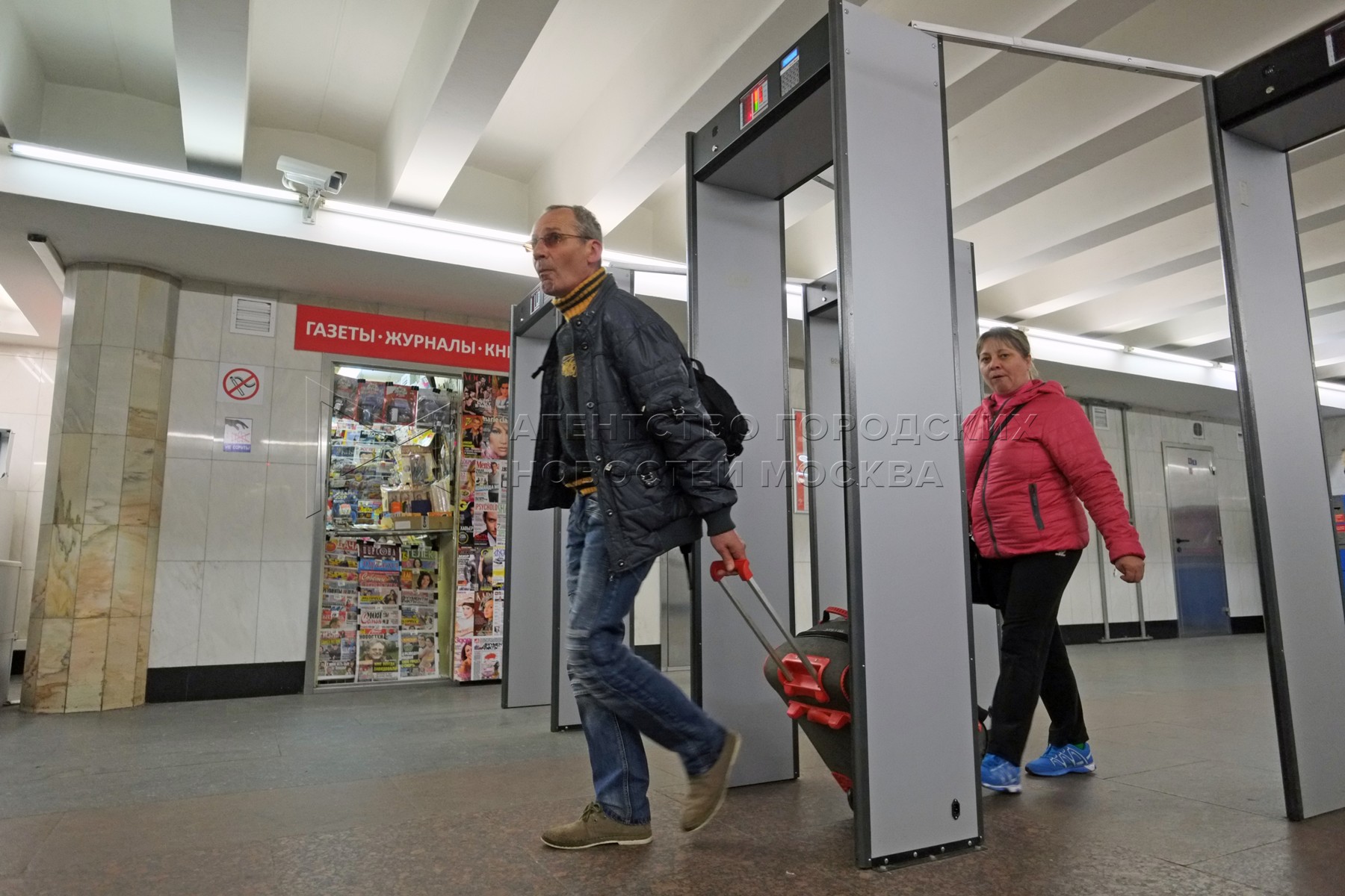 Метро безопасность вакансии москва. Досмотровая зона метрополитена. Служба безопасности метрополитена возле метро Москва. Камеры хранения около метро Курская. Савёловская станция метро досмотровый павильон.