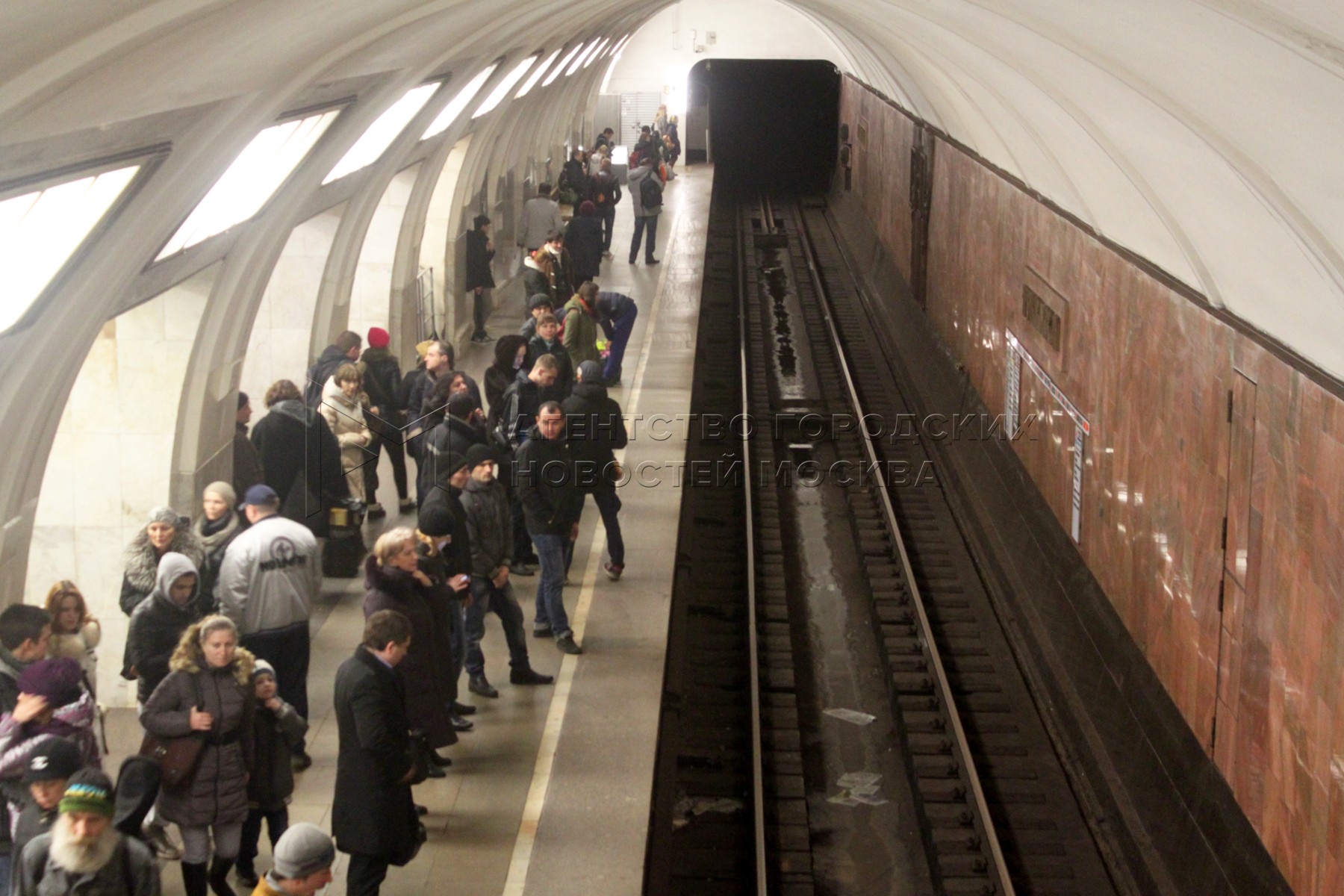 вход в метро третьяковская