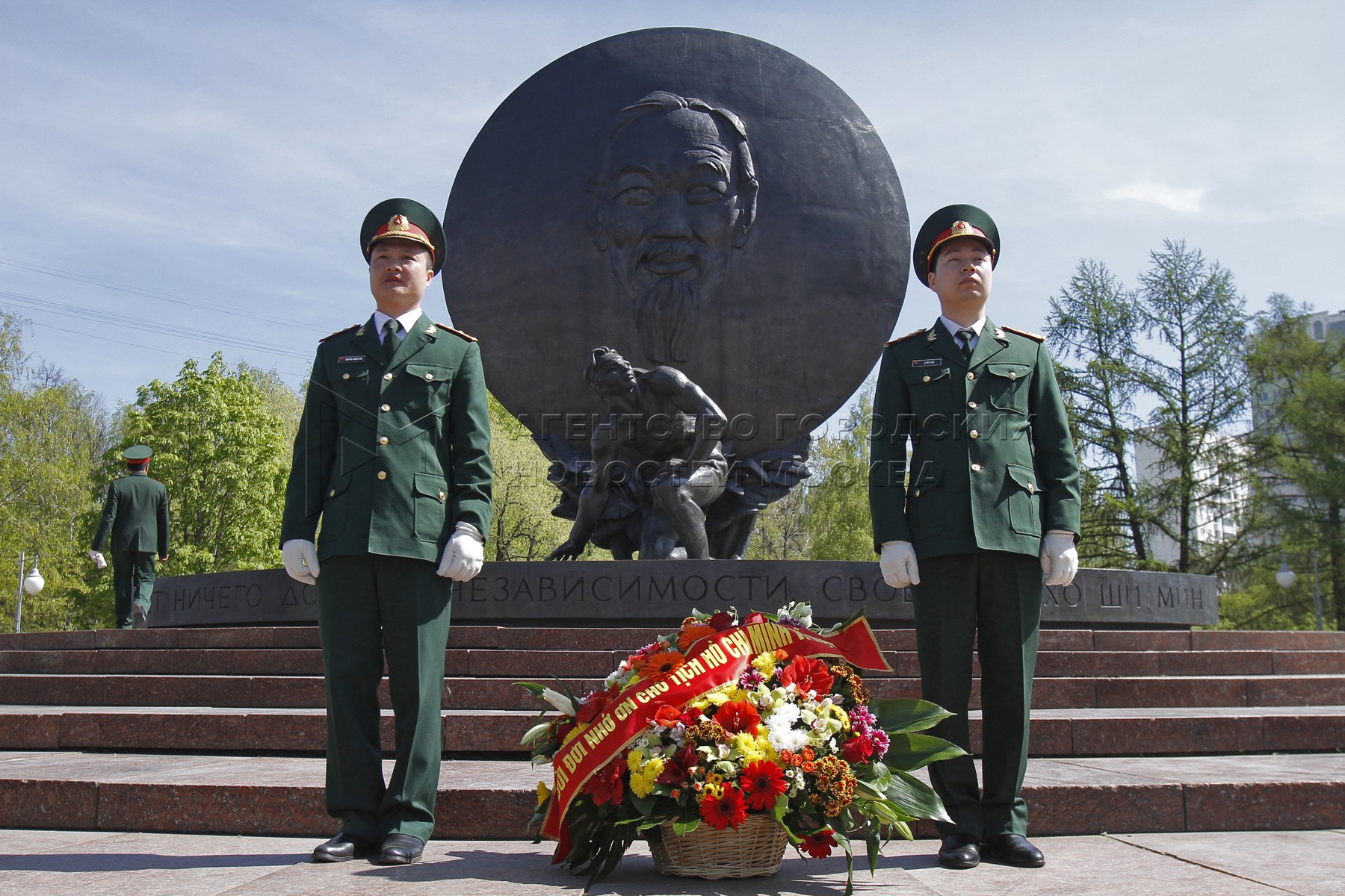 памятник хошимину на академической