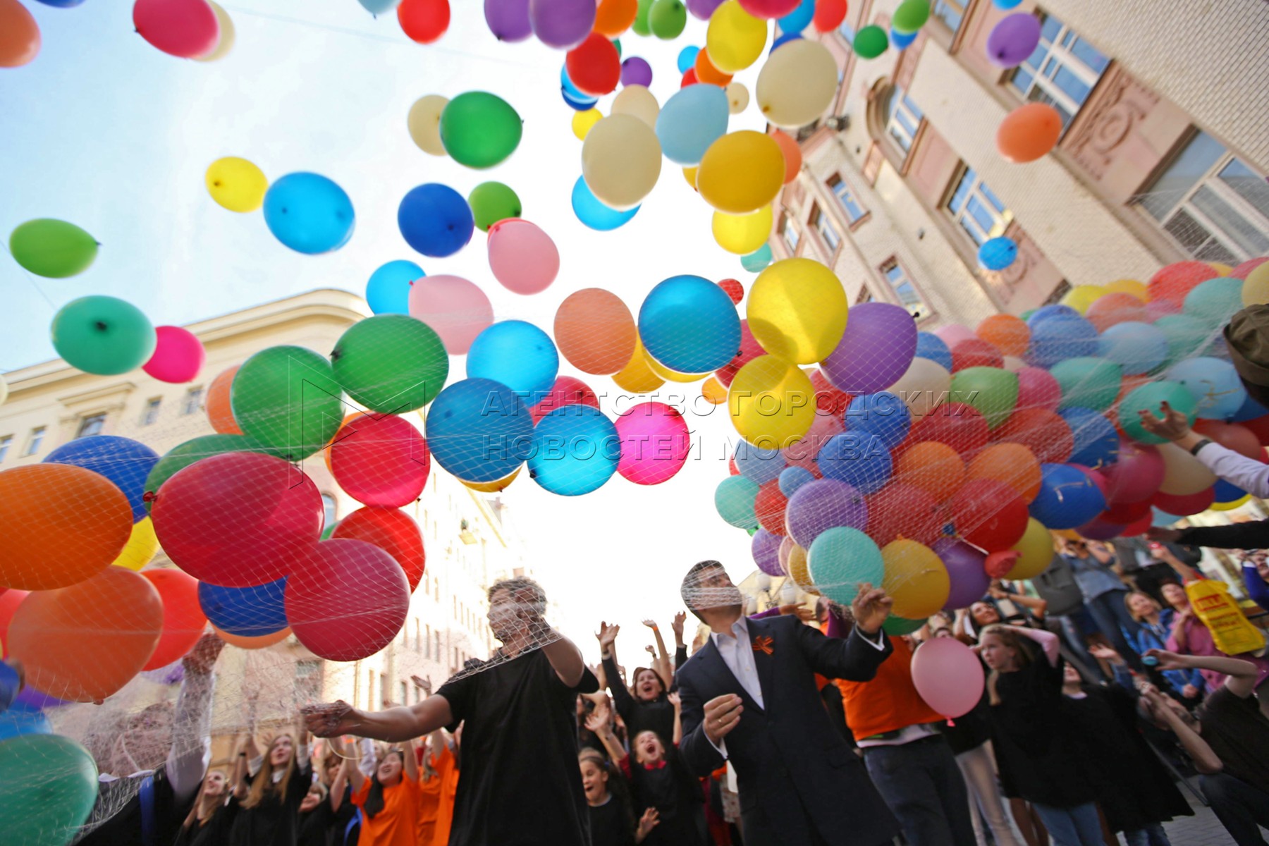 Георгиевские ленточки начали раздавать на Арбате