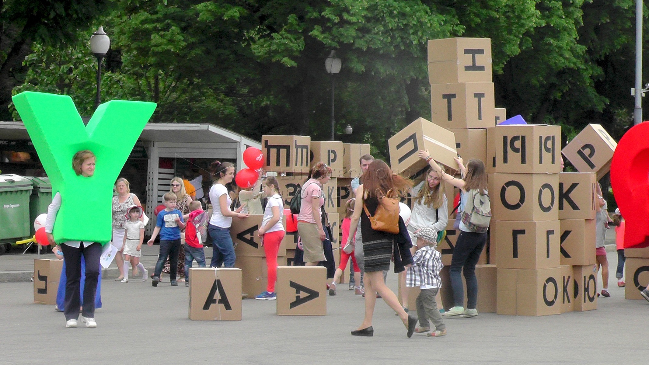 буквы в парке горького. александровский сад сад нижний новгород. современные арт объекты. буквы из дерева в парке. буквы парков.