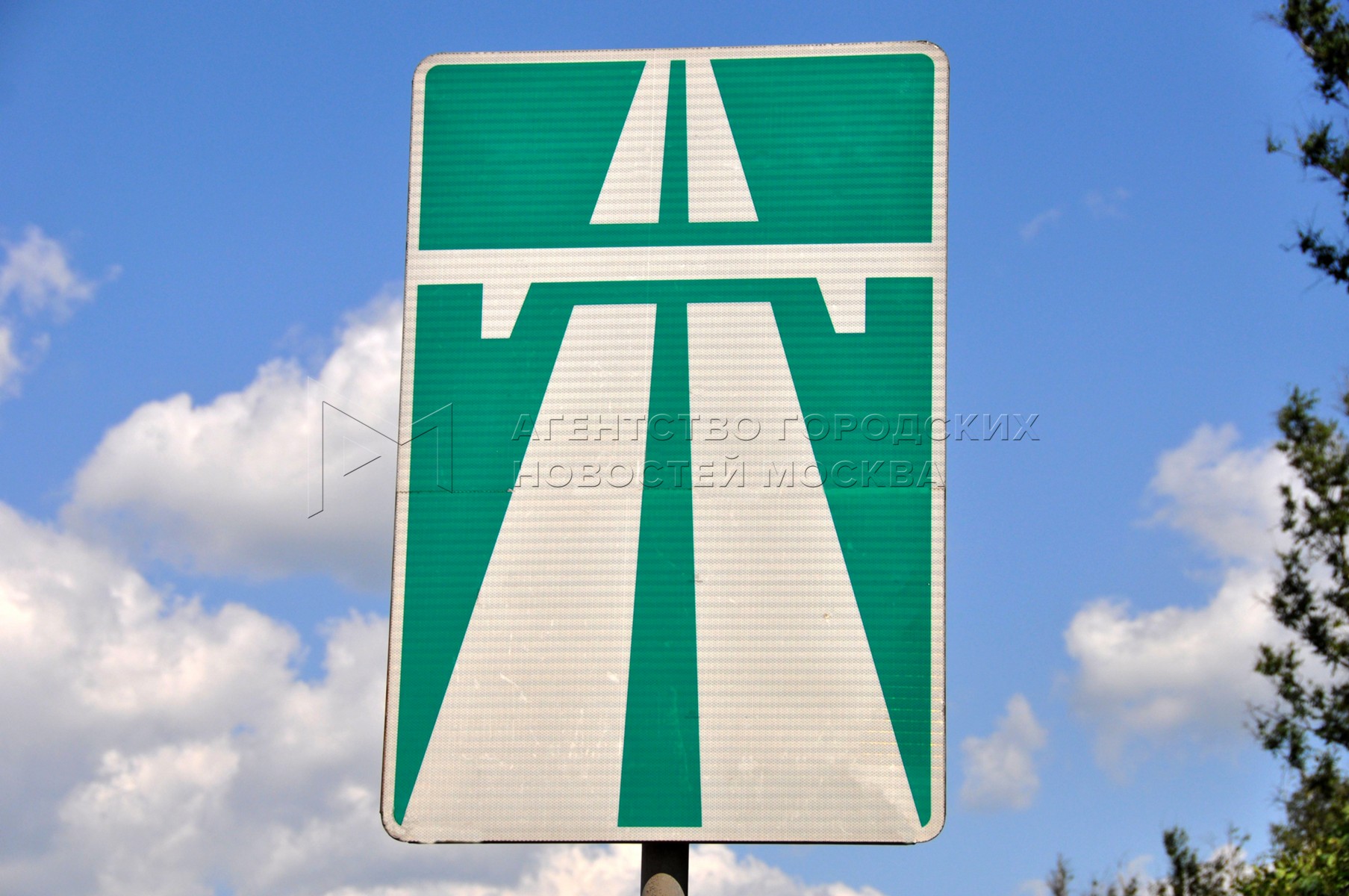Знак эстакада. Дорожный знак эстакада. Табличка на эстакаду. Дорожные знаки путепровод. Зелёный знак эстакады.