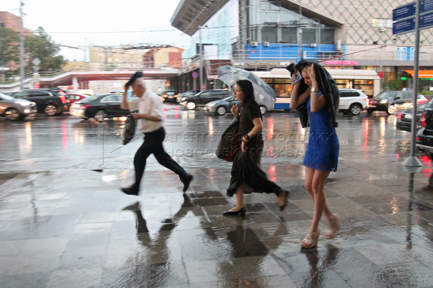 Дождь в москве фото. Дождь в москве. Дождь в москве. Сильный дождь в москве. Сильный дождь.