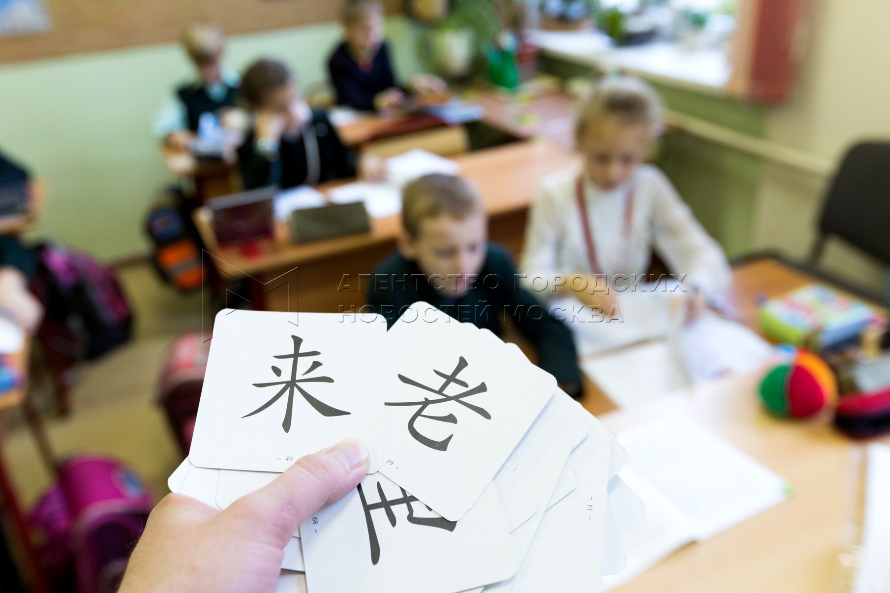 В школе китайский изучает 60 учащихся. Урок китайского языка в школе. Уроки по китайскому языку. Школьники изучают китайский язык. Китайский язык в российских школах.