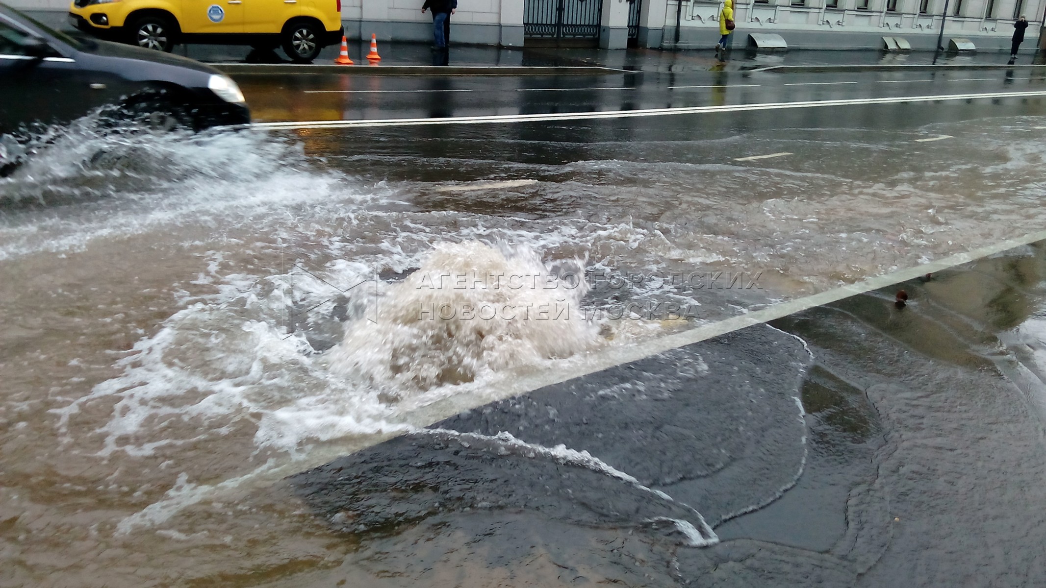 Прорыв холодной воды Москва. Лопнула труба в Москве. Прорвало трубу с холодной водой фонтан бил на провод.