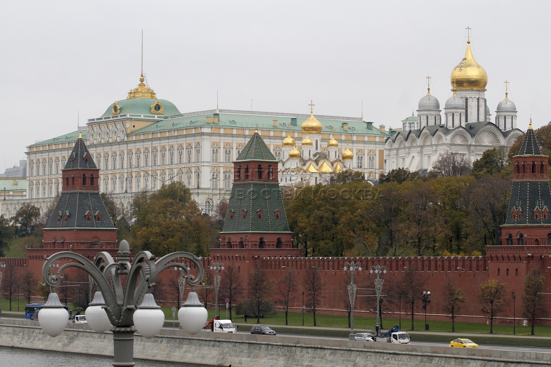 Сохранение в москве. Кремль в окне.