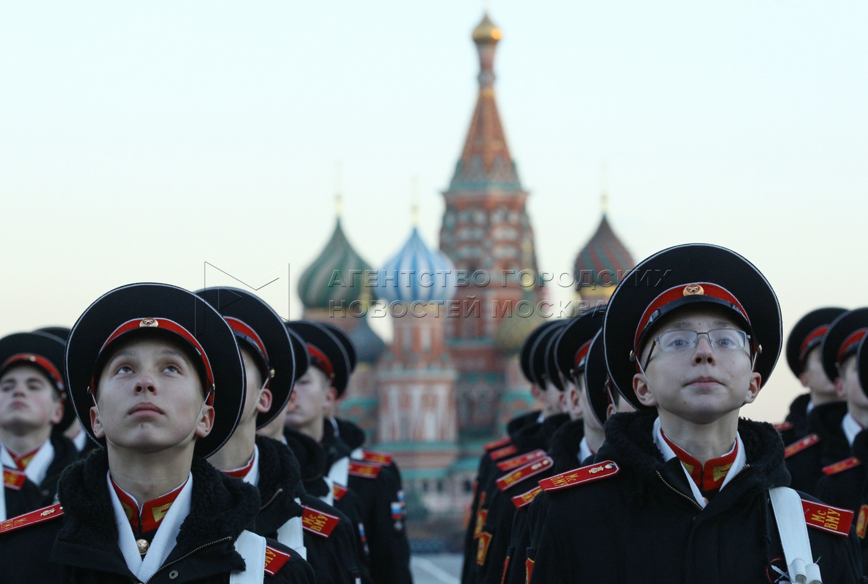 Красные погоны. Красный кадет. Погон кадета. Погоны кадетские красные кк. Красный кадет.