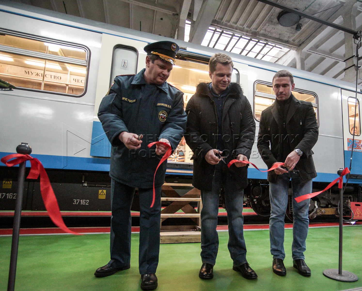 Где сейчас именной поезд. Поезд МЧС В метро. Поезд МЧС. День рождения Московского метрополитена. «25 Лет во имя жизни» поезд.
