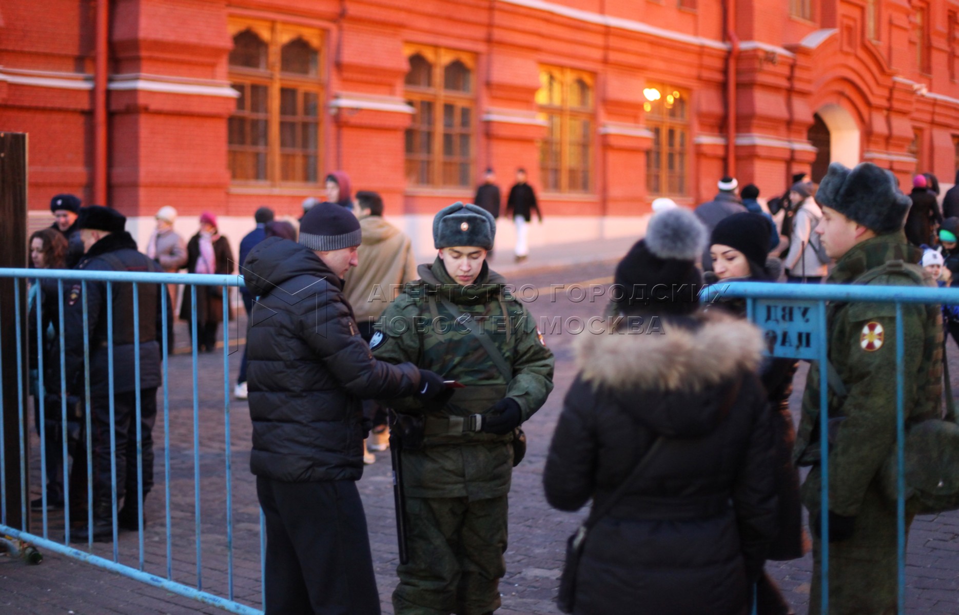 Усиление мер безопасности в москве. Полицейские на красной площади. Полиция на красной площади в Москве. Полицейские на красной площади на митинге.