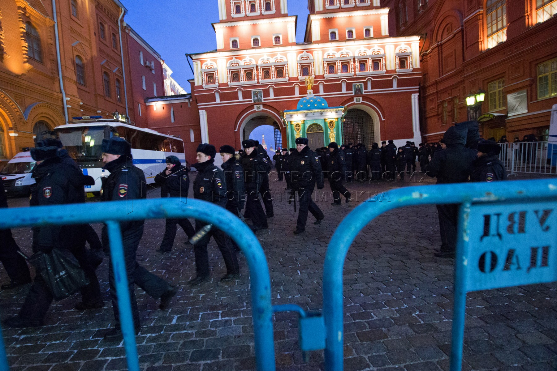 Усиление в москве сегодня. Фонари на Манежной площади. Красная площадь окружена забором. В Москве усилили меры.