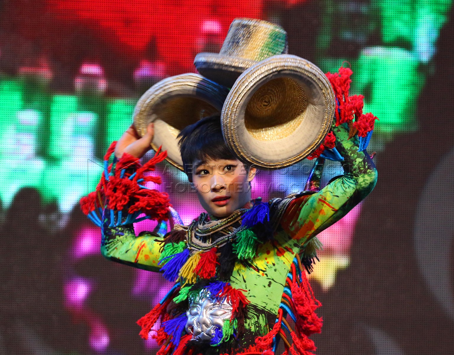 Jinan Acrobatic Troupe, «hat Juggling», China. Super rare! Secret Juni Acrobatic Troupe.