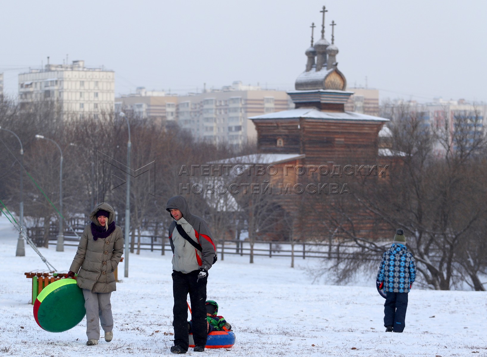 Праздники в москве в феврале. Москва февраль днем. Итишники в феврале. Москва февраль фото туристов. Важные новости в феврале.