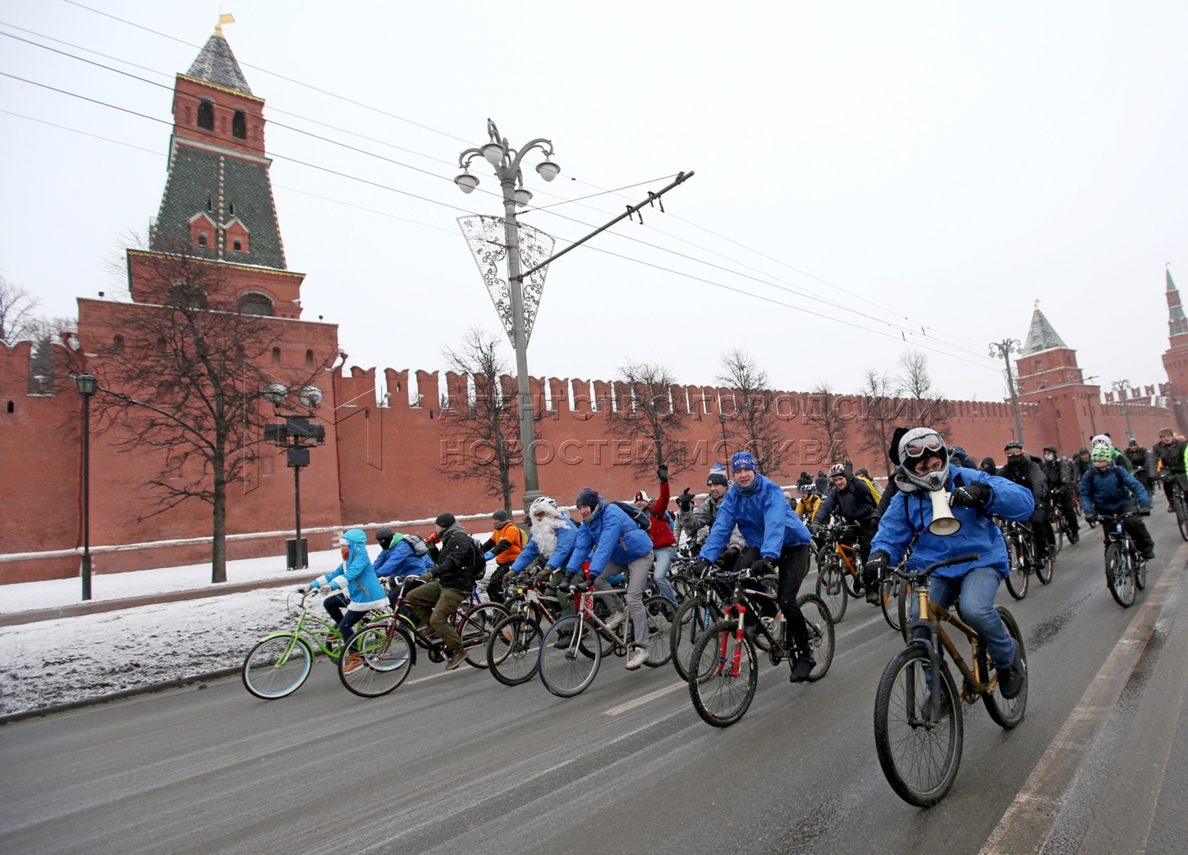 Зимний московский спорт. Велопарад Москва 2016. Велопарад в Москве. Велопарад зимой в Москве. Велопробег в Москве зимой 2017.