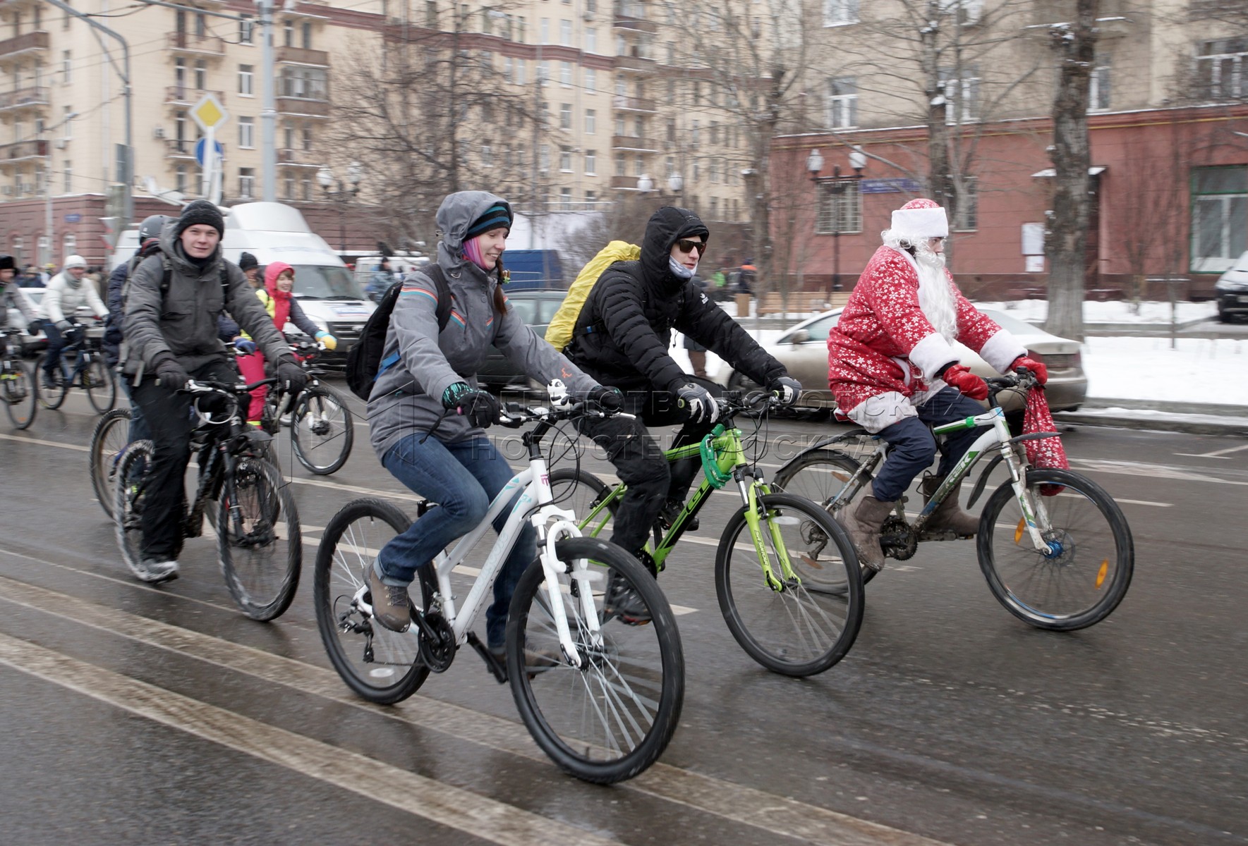 Вело москва. Велосипедист зимой. Зимний велопарад. Велопарад в Москве. Зимний велопарад в Москве.