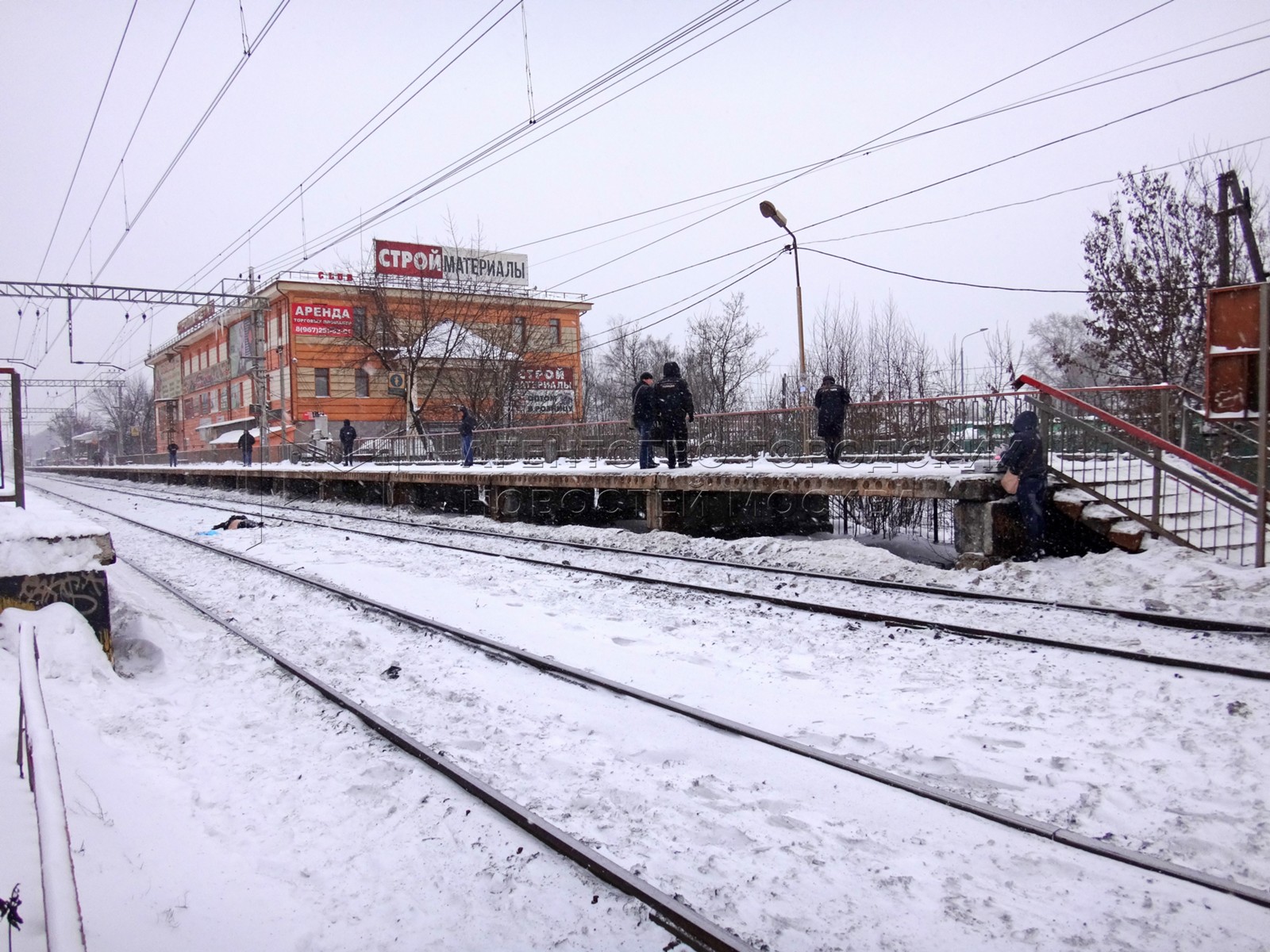 В подмосковье под электричку. Лианозово станция ЖД сбила электричка. Платформа Лианозово электричка. В Лианозово поезд сбил человека. Платформа Лианозово 2 путь.