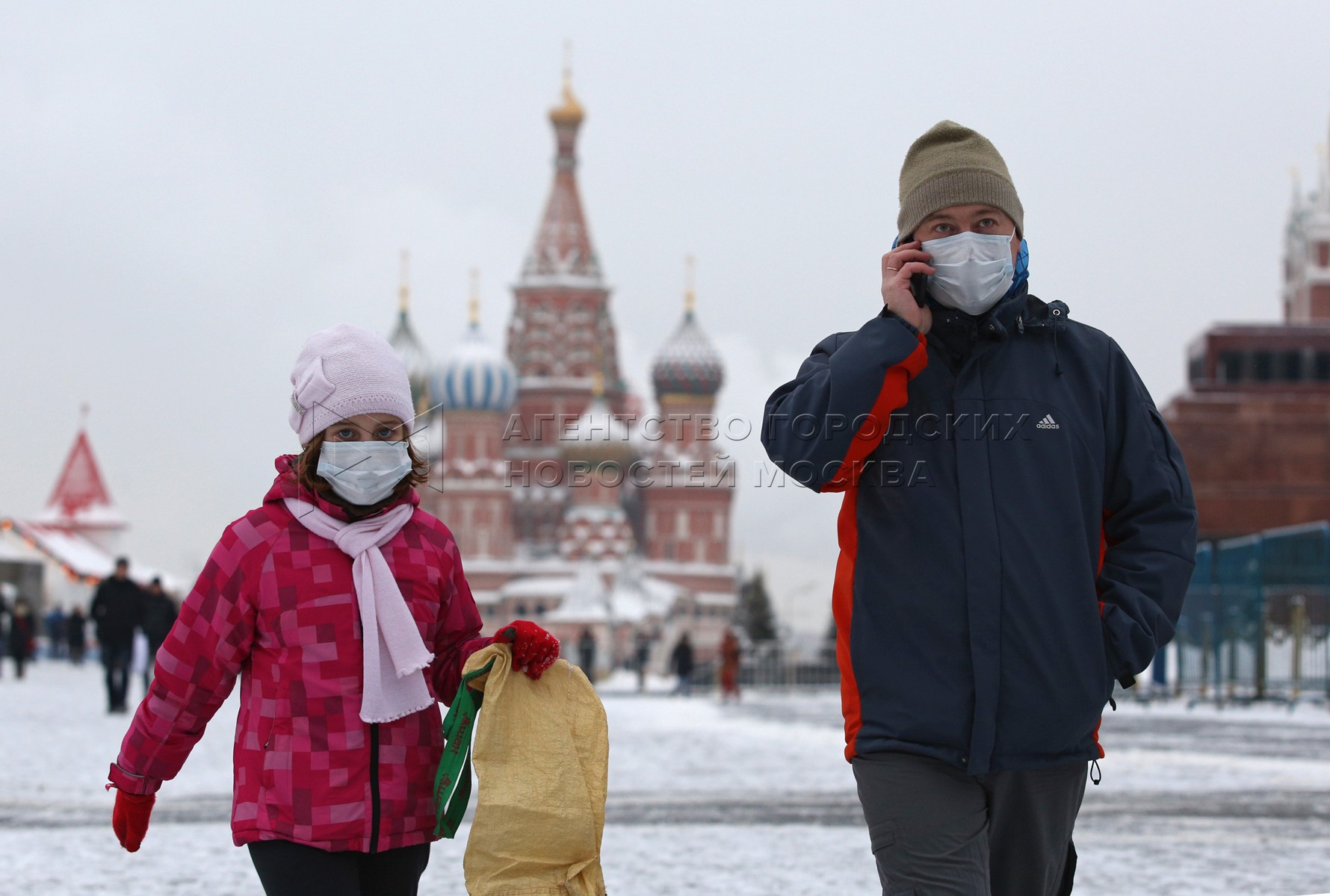 Россия грипп сегодня. Россияне зимой на улице. Люди в масках на улице зима. Москва зима люди. Люди идут по Москве в масках.