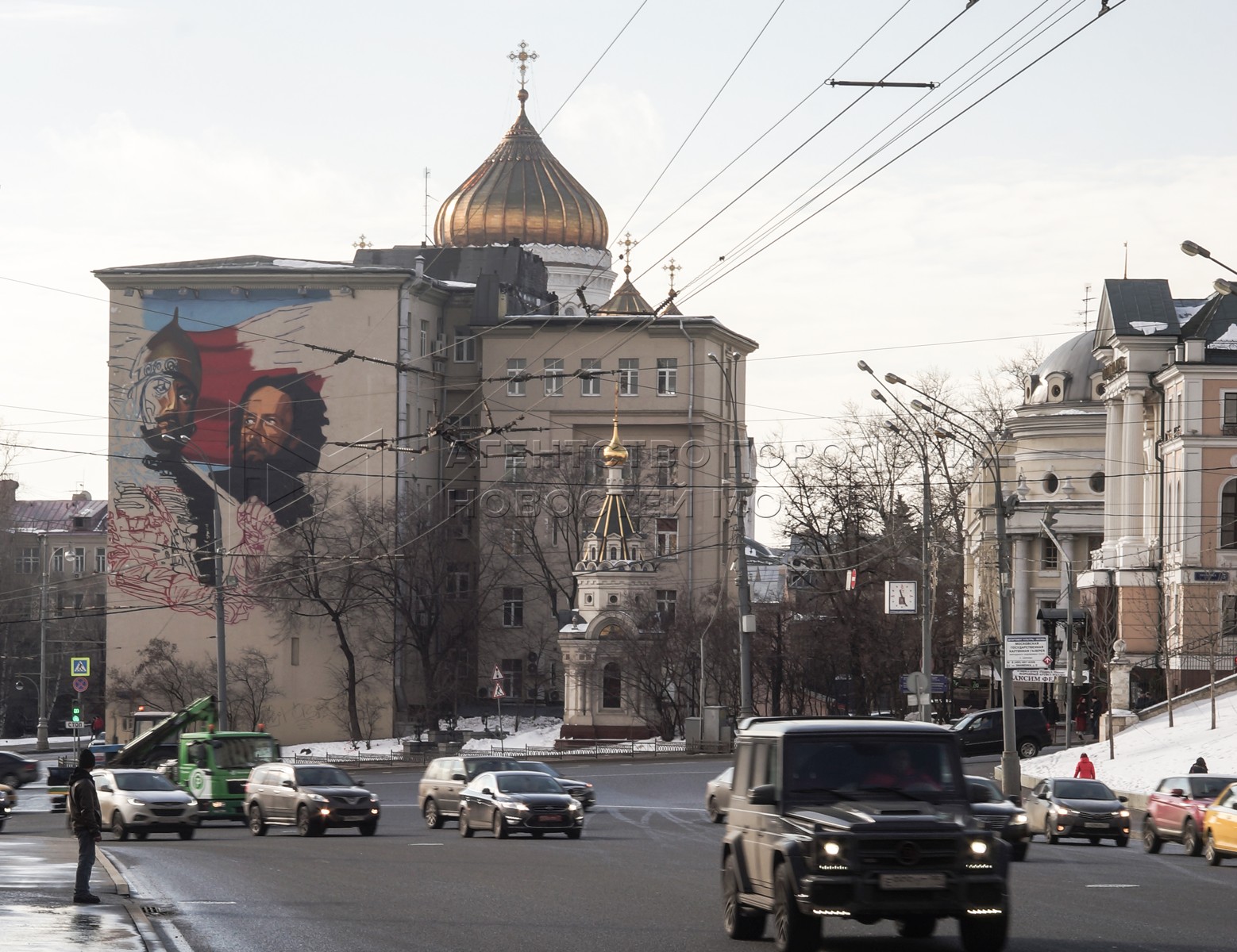 Сюжет москва. Минин и Пожарский Волхонка. Минин и Пожарский граффити Москва. Граффити Минин и Пожарский Волхонка 6. Боровицкая Минин и Пожарский на стене.