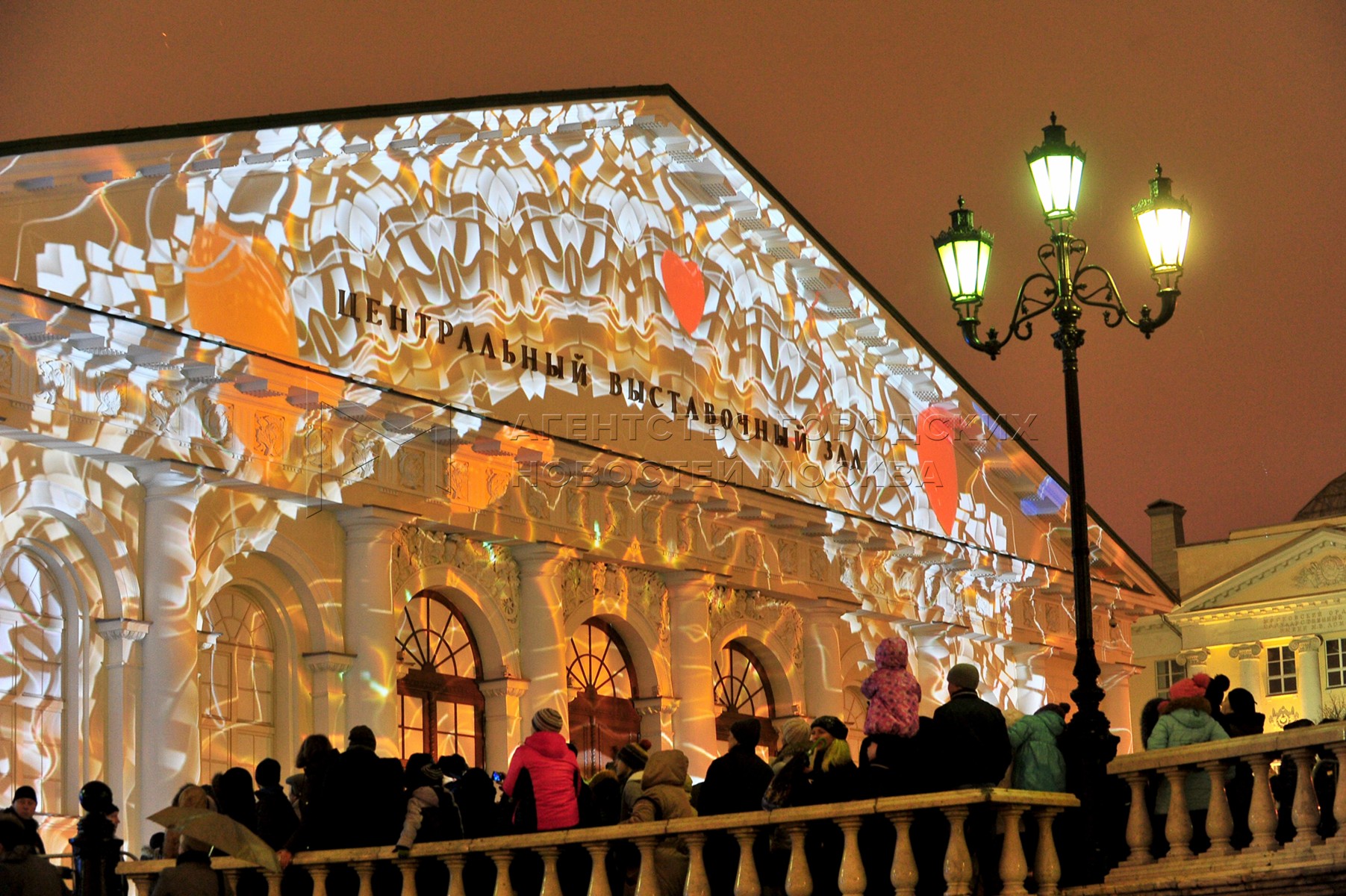 Манеж новый год. Манеж новый год. Уличная елка в петербурге. Новогоднее здание манеж. Новогоднее здание манеж.