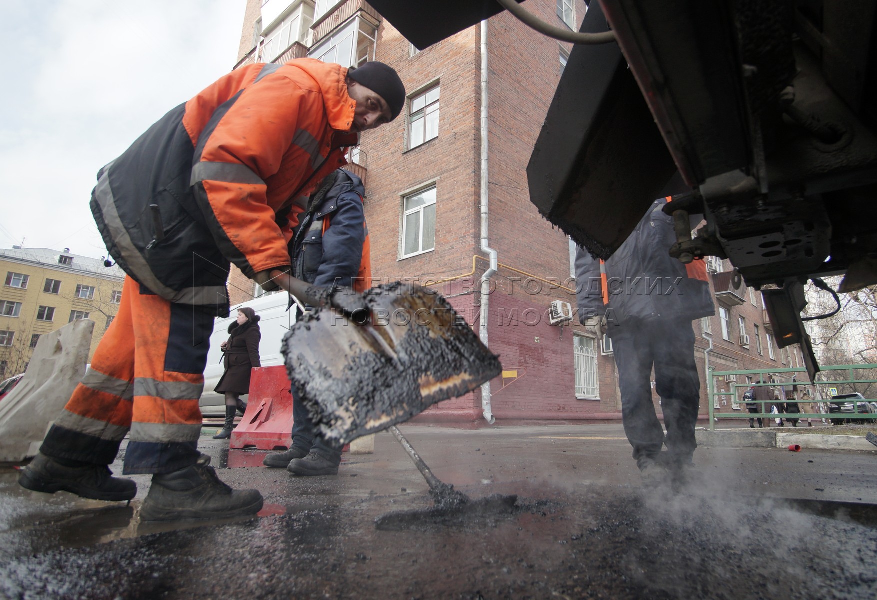 Москва замена. Укладка асфальта. Метр асфальта. Выставка асфальтобетон в Москве. Провалился асфальт на Ленинградском проспекте.