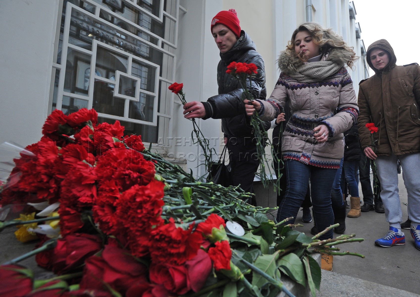 Какие страны соболезнуют москве. Российское посольство в Бельгии возложили цветы. Москвичи возлагают цветы у посольства Ирана в Москве.