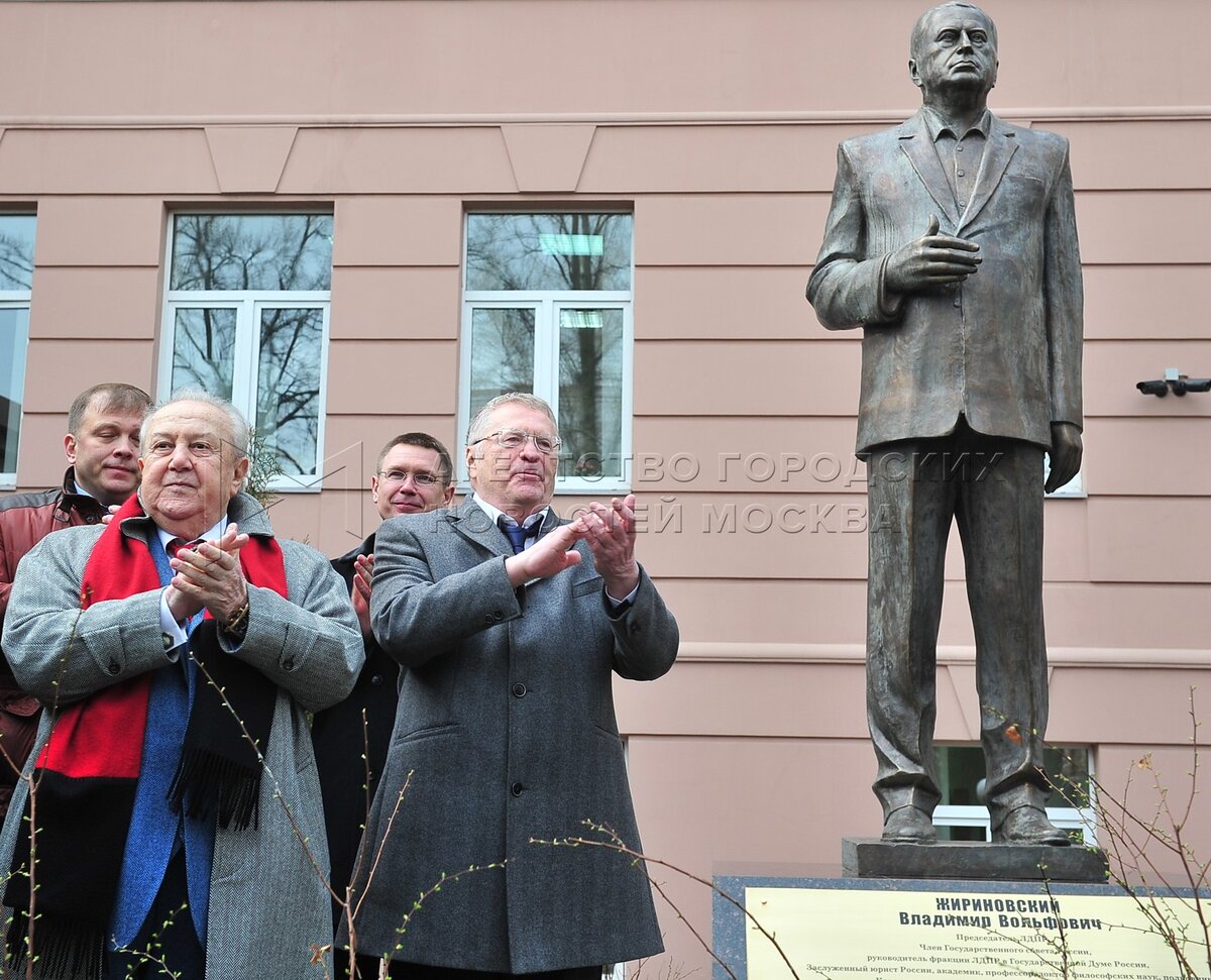 памятник жириновскому в москве