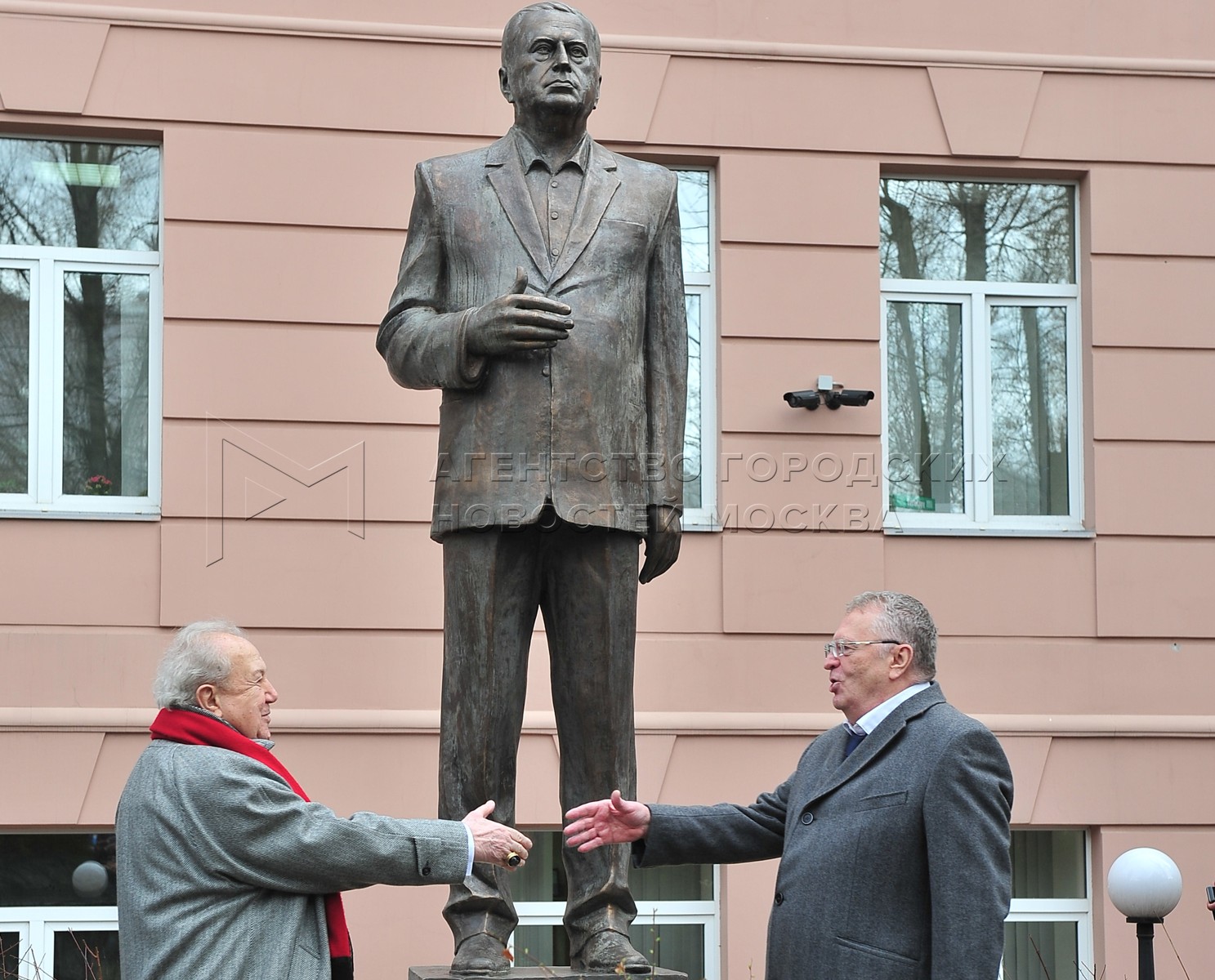 Памятник жириновскому в москве