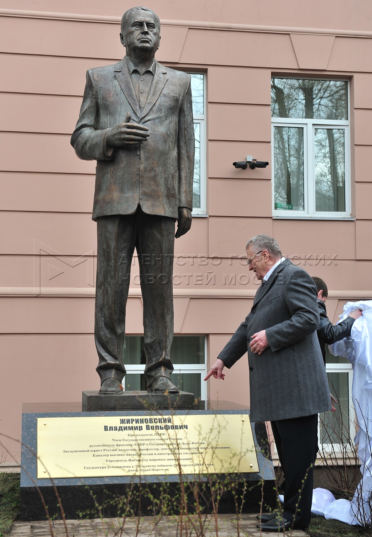 памятник жириновскому в москве