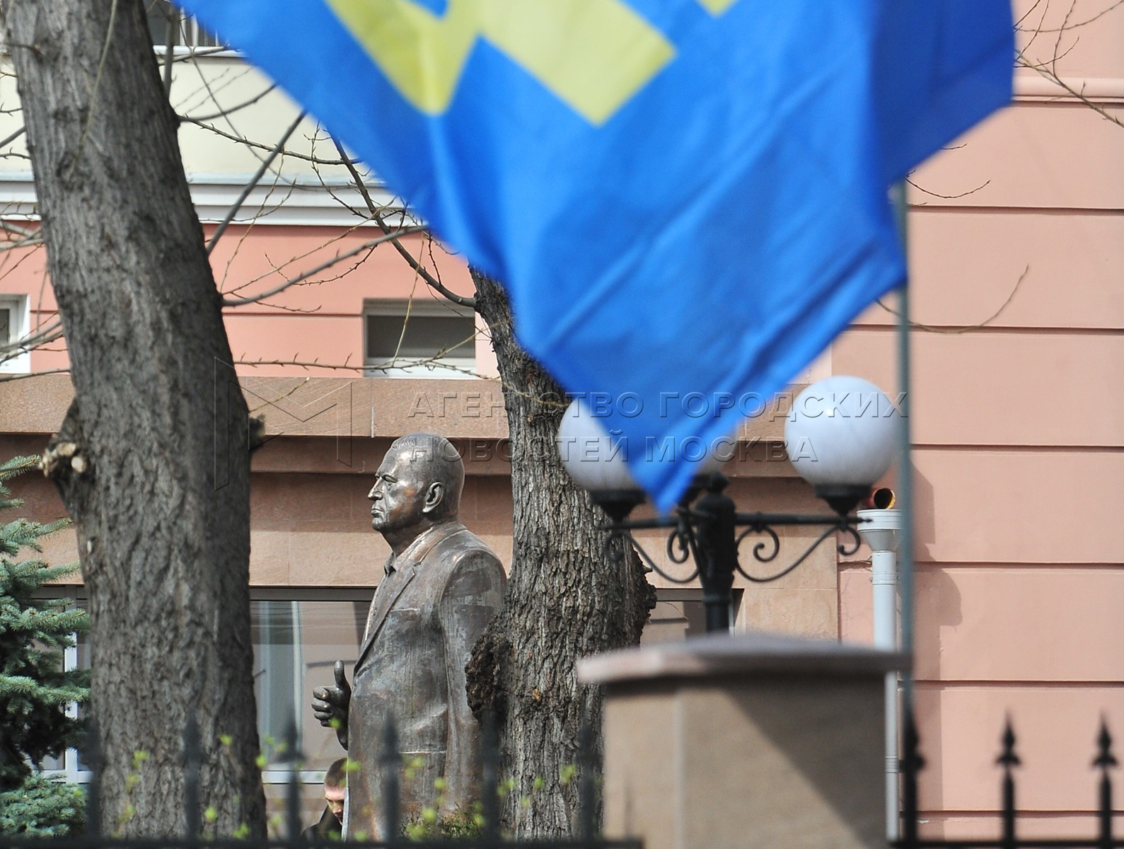 Памятник жириновскому в москве