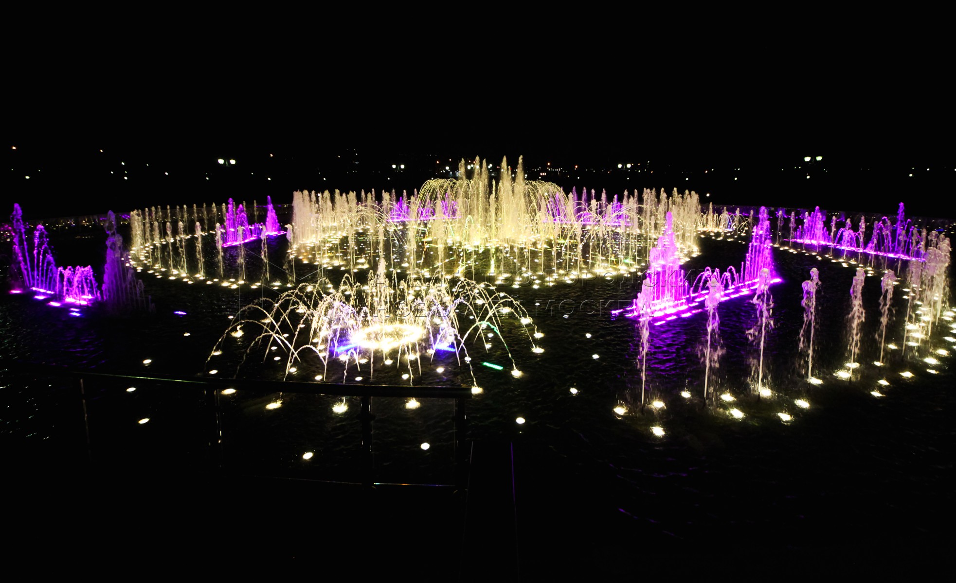 Когда включают фонтаны в москве 2024. Светодинамический фонтан в музее-заповеднике «Царицыно». Светодинамический музыкальный фонтан Царицыно. Светомузыкальный фонтан в Царицыно. Светодинамический фонтан в парке Царицыно.