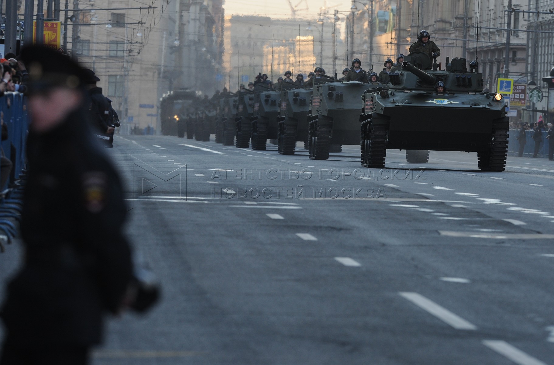 Проезд военнослужащих. Военная техника в Москве вчера. Проезд военной техники по Тверской на репетицию парада Победы. Движение военной техники в Москве сегодня. Военная техника в Москве сегодня зачем.