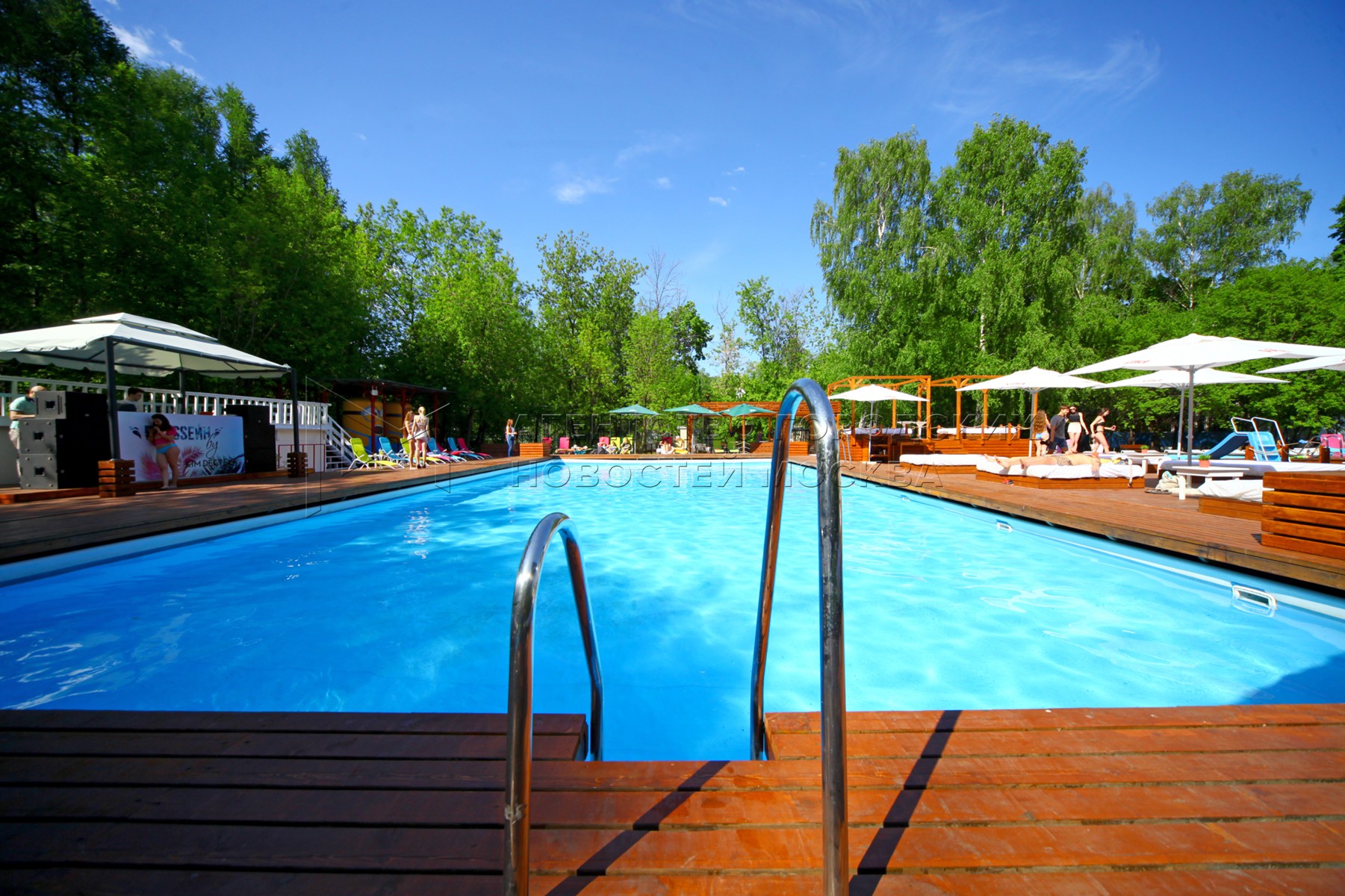 Парк с бассейном в москве. Бассейн чайка сауна. The bassein в сокольниках. Ерино открытый бассейн. Парк с бассейном в москве.