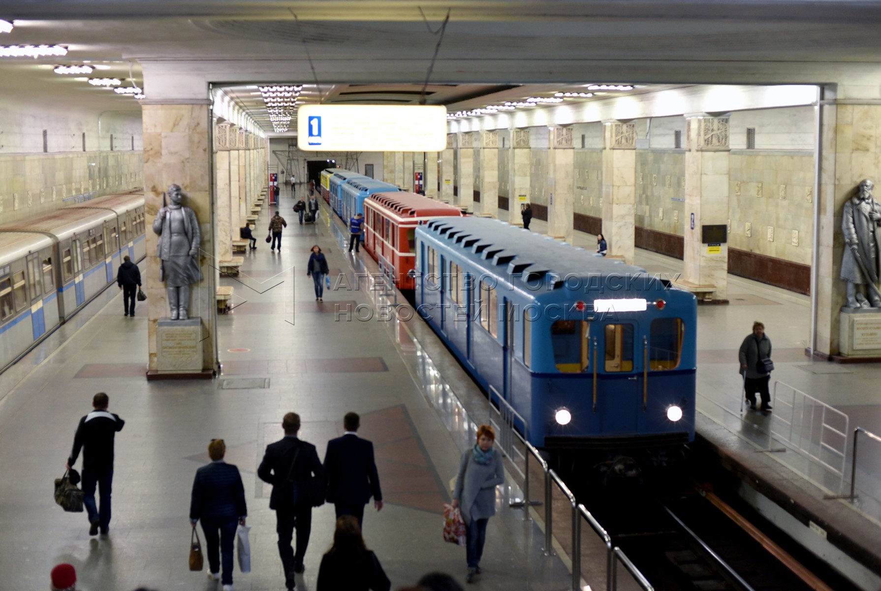 вход в метро партизанская