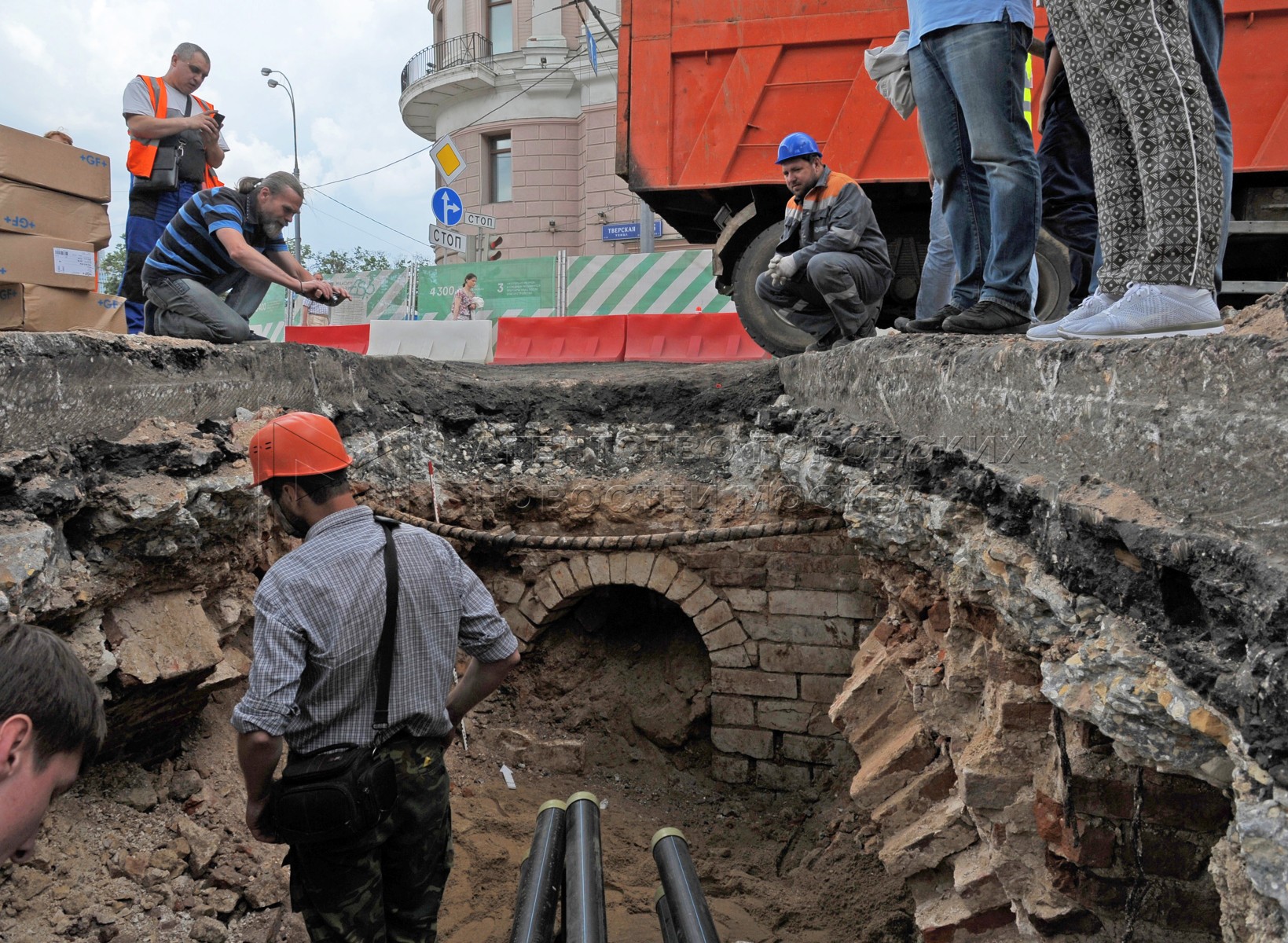 Найдено более. Раскопки на Тверской улице. Раскопки в Москве на Тверской. Тверская 10 Москва раскопки. Тверская улица раскопки.