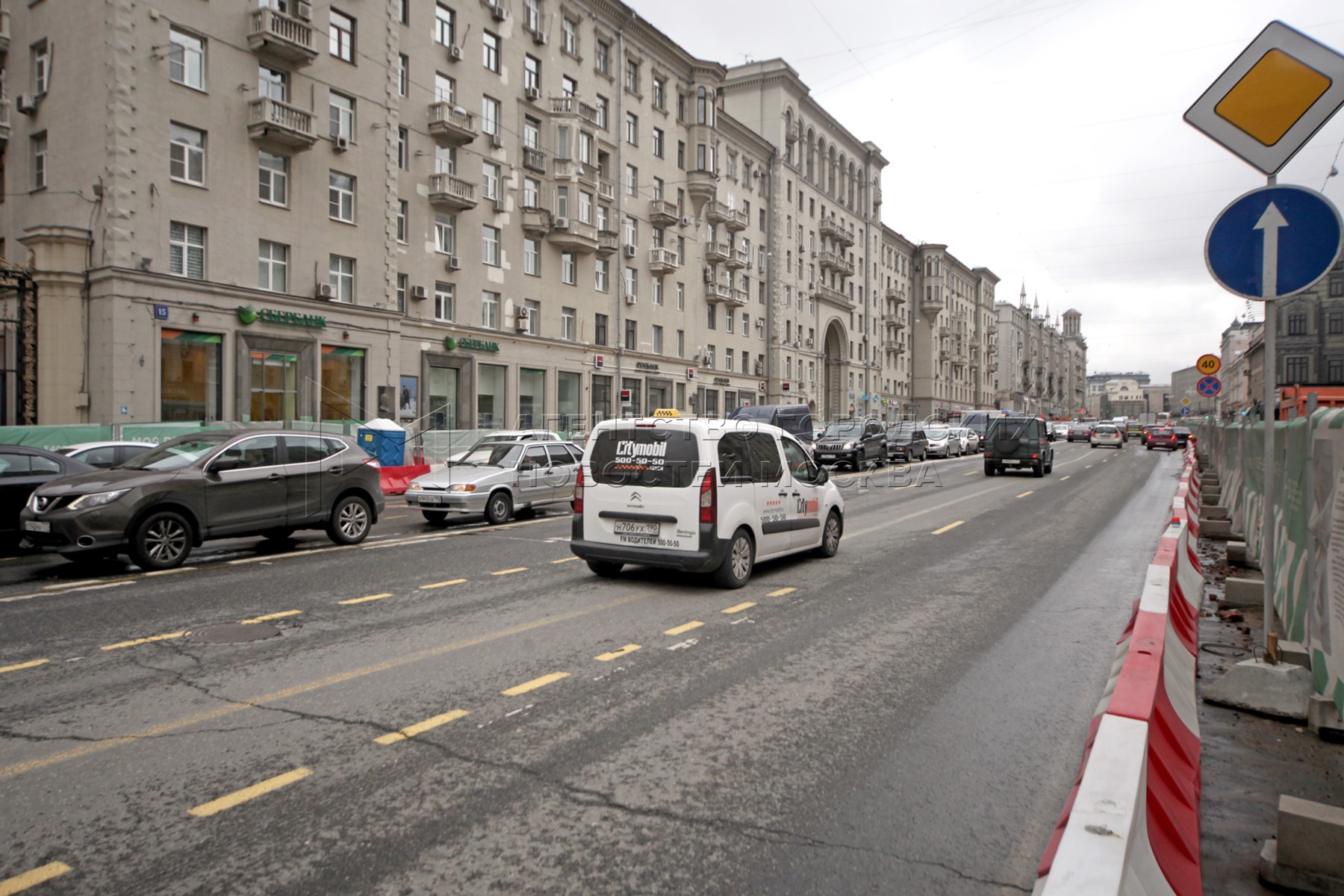 Открытая улица. Панорама Тверской улицы в Москве.