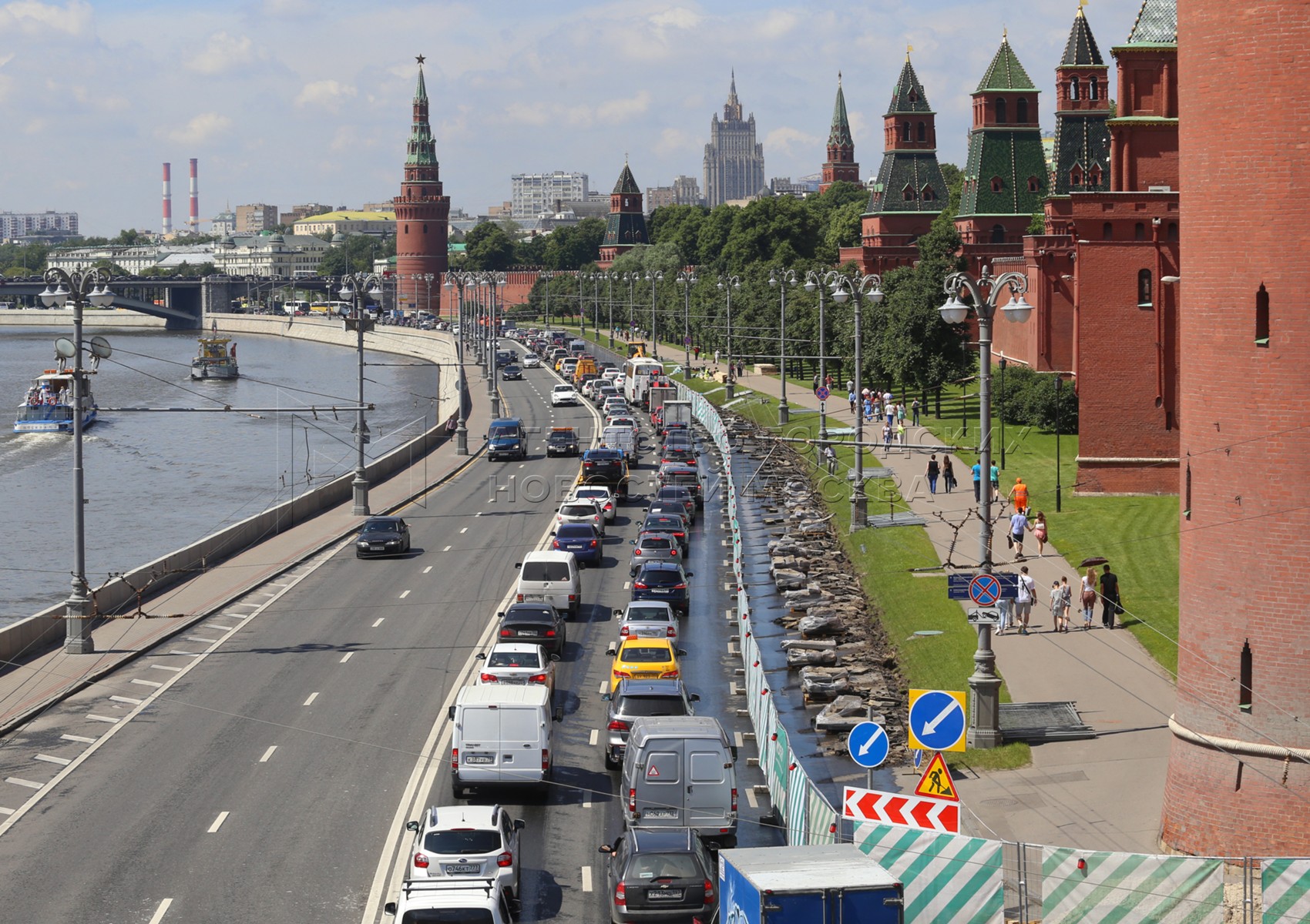 Москва стать. Улица Боровицкая кремлевской набережной. Боровицкая Кремлевская набережная Москва. Благоустройство кремлевской набережной Москва 2021. Вид на Москву с Москва Сити.