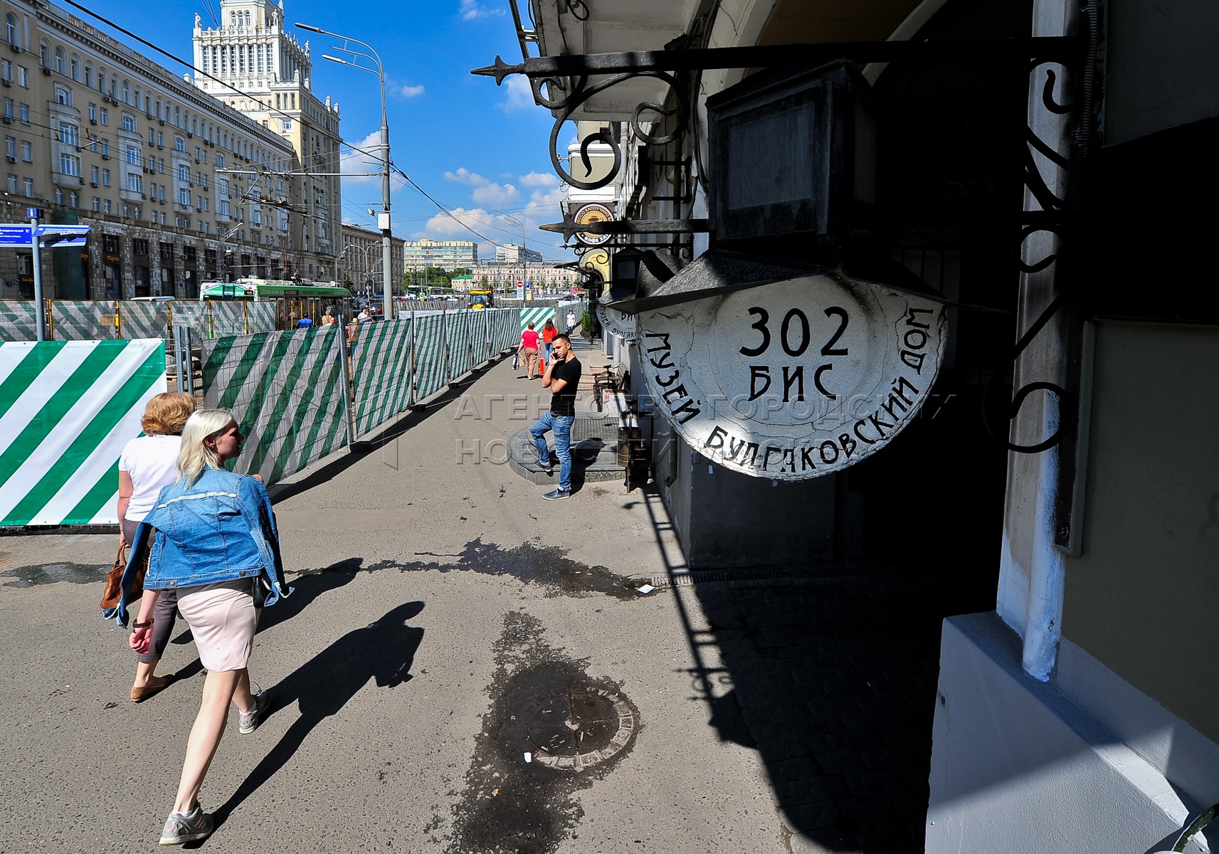 Люди в городе фото. Санкт-Петербург сейчас. Художественный арбатская площадь 14