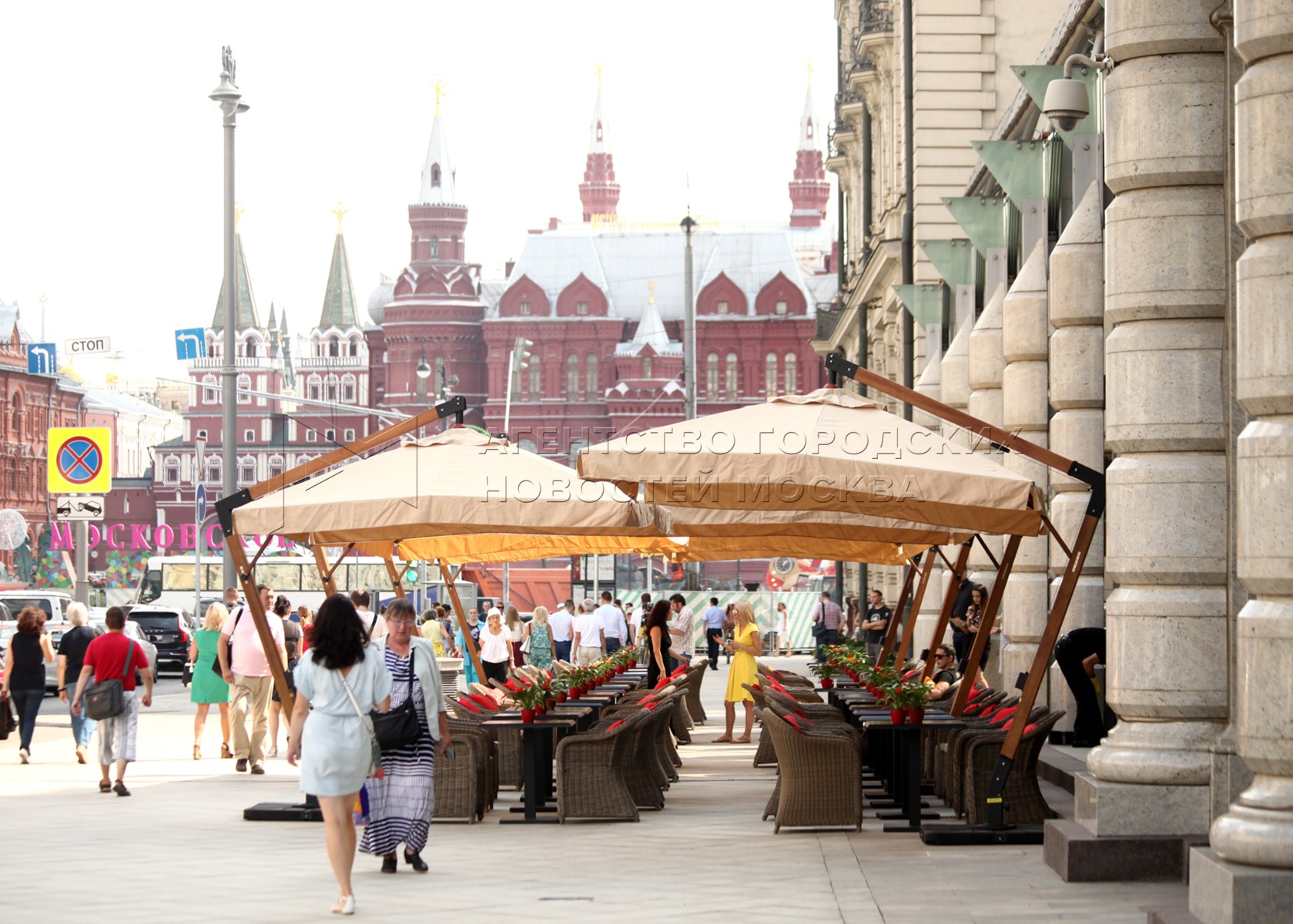 Работа на улице москва. Летние веранды в Москве 2020. Кафе с верандой на улице Москва. Летнее кафе на улице. Летние кафе Москва.