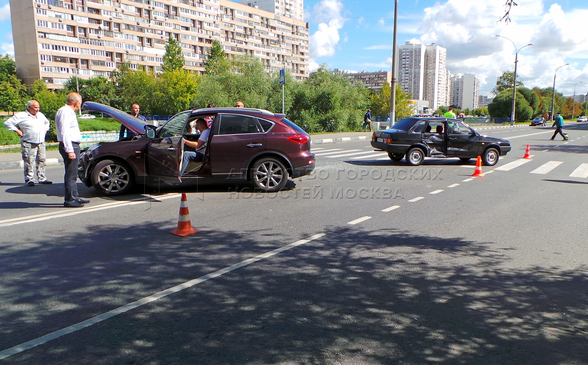 С места дтп наказание. Авария Новочеркасский бульвар. ДТП на Новочеркасском бульваре. Штраф за ДТП виновнику. Авария на Новочеркасском бульваре вчера.