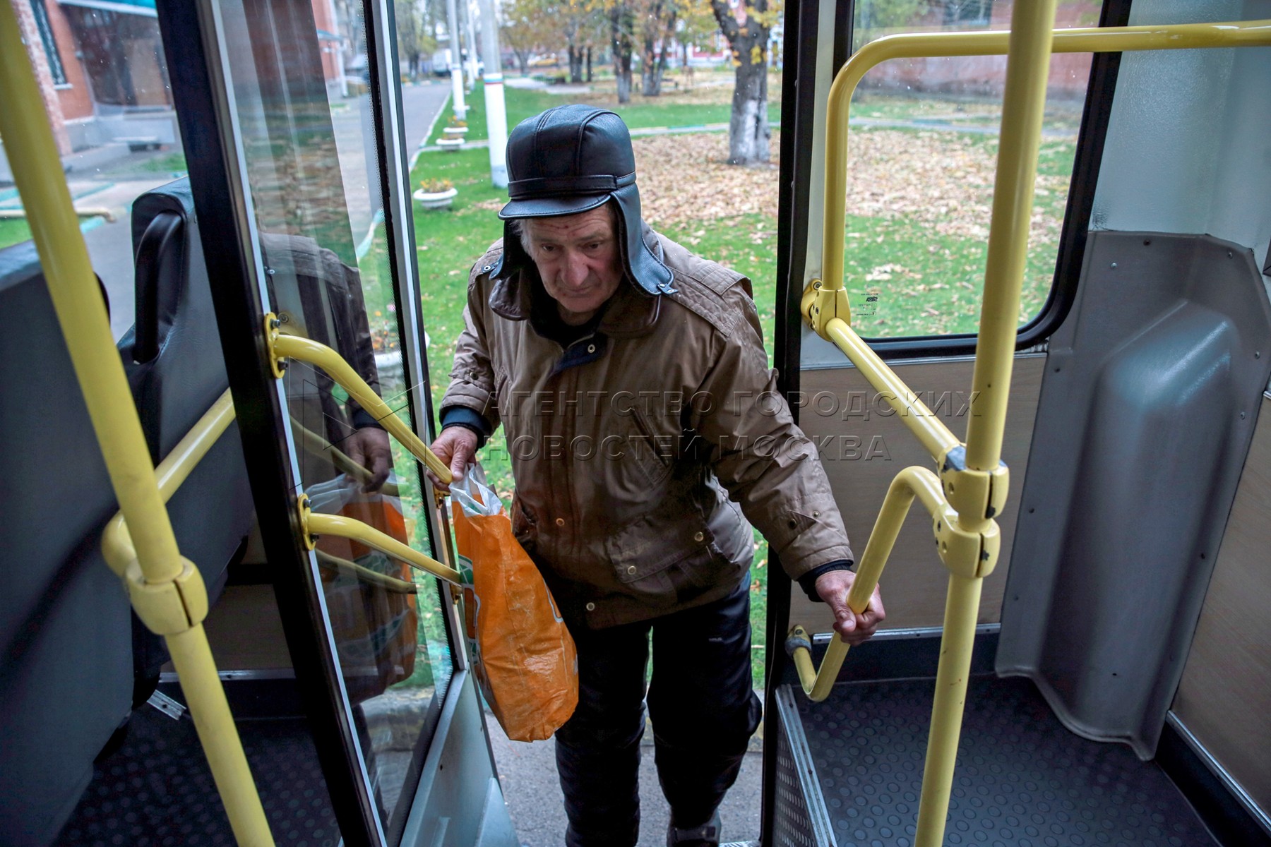 Желтая опасность в москве. Собянин про турникеты в автобусе. Собянин про турникеты. Школьники и пенсионеры. Желтая угроза.