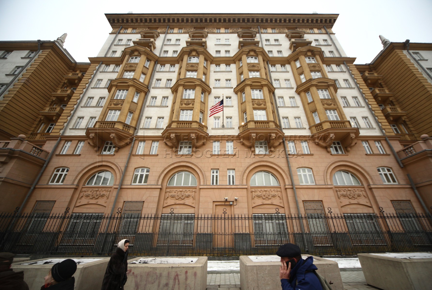 Moscow embassies. Американское посольство в Москве. Посольство США В масвк. Знание посольства США В Москве. Здание посольства США.