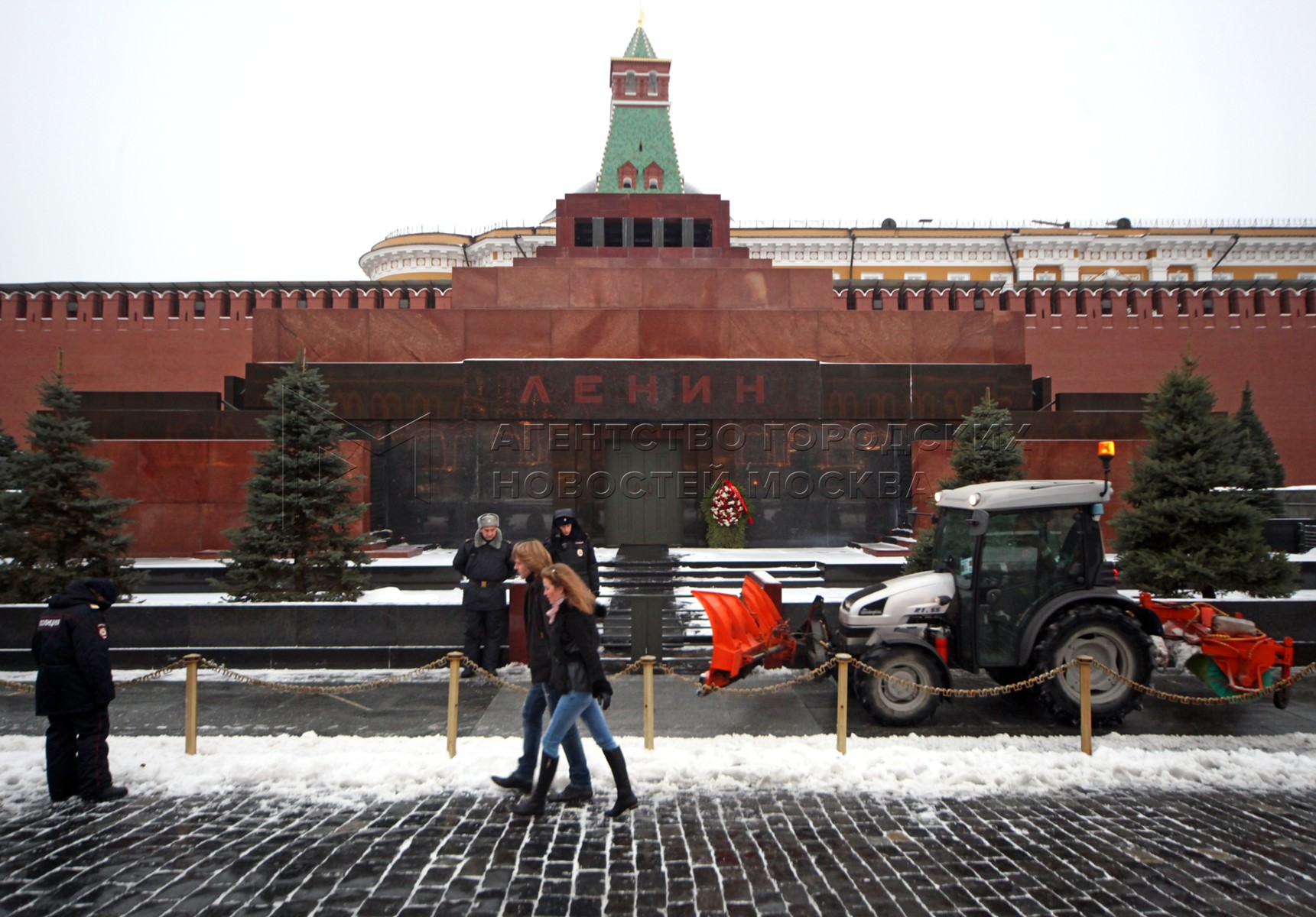 Расписание мавзолея ленина 2024. Мавзолей в.и Ленина на красной площади в Москве.